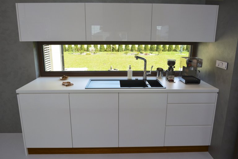 A máme tu další realizaci&nbsp;kuchyně! Jako povrch pro kuchyň jsme zvolili bílý lesk. Tento povrch se často používá právě kvůli jeho ideálního propojení…