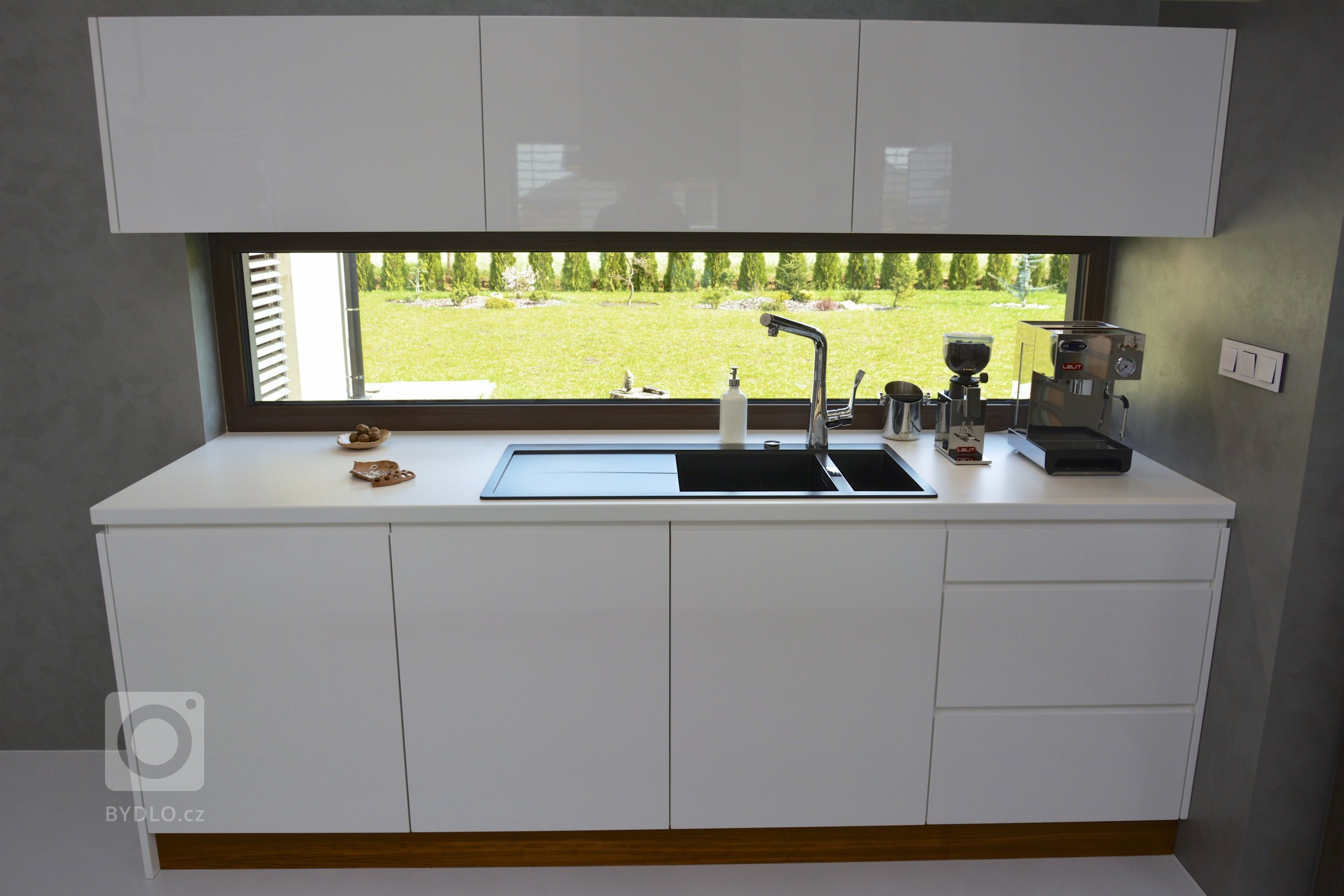 A máme tu další realizaci&nbsp;kuchyně! Jako povrch pro kuchyň jsme zvolili bílý lesk. Tento povrch se často používá právě kvůli jeho ideálního propojení…