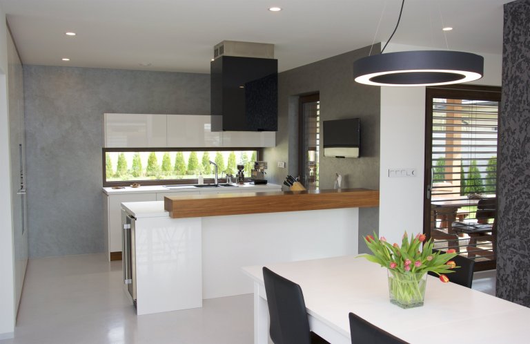 A máme tu další realizaci&nbsp;kuchyně! Jako povrch pro kuchyň jsme zvolili bílý lesk. Tento povrch se často používá právě kvůli jeho ideálního propojení…