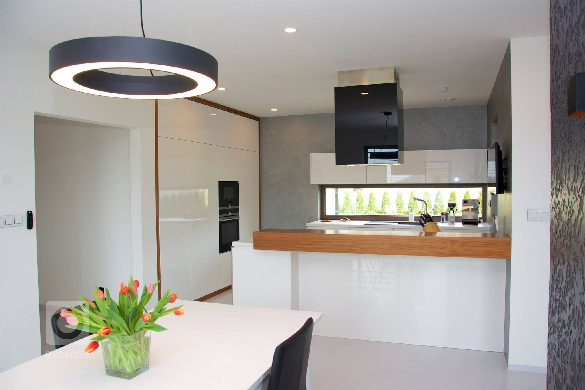 A máme tu další realizaci&nbsp;kuchyně! Jako povrch pro kuchyň jsme zvolili bílý lesk. Tento povrch se často používá právě kvůli jeho ideálního propojení…