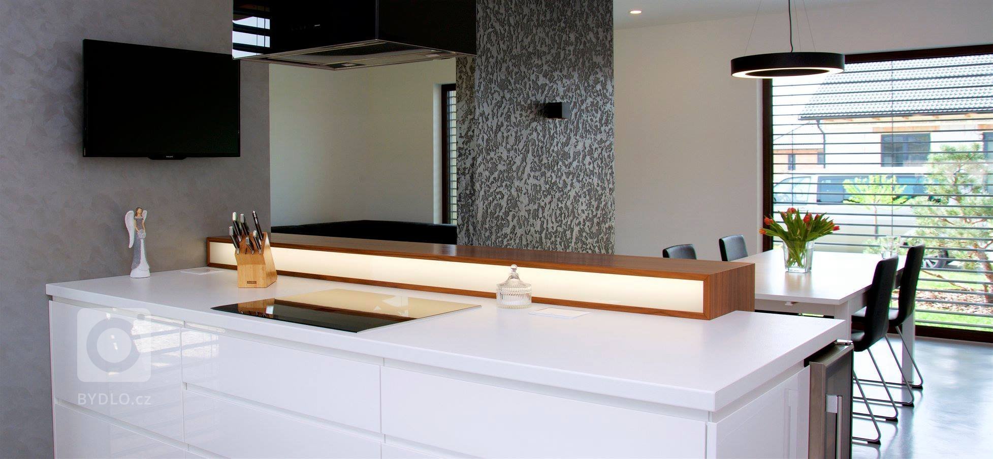 A máme tu další realizaci&nbsp;kuchyně! Jako povrch pro kuchyň jsme zvolili bílý lesk. Tento povrch se často používá právě kvůli jeho ideálního propojení…