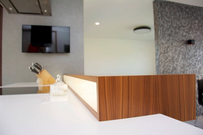 A máme tu další realizaci&nbsp;kuchyně! Jako povrch pro kuchyň jsme zvolili bílý lesk. Tento povrch se často používá právě kvůli jeho ideálního propojení…