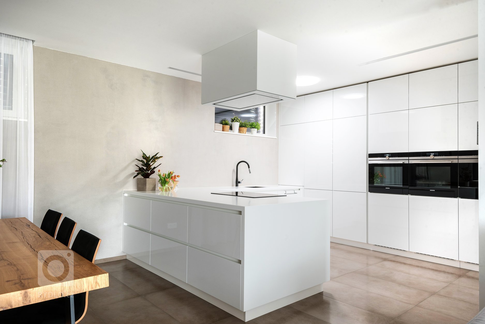 Po delší době vám přinášíme další realizaci. Nyní se jedná o kompletní originál&nbsp; &quot;Luxusní interiér na míru&quot;.&nbsp;&nbsp;&nbsp;Dbali jsme přitom…