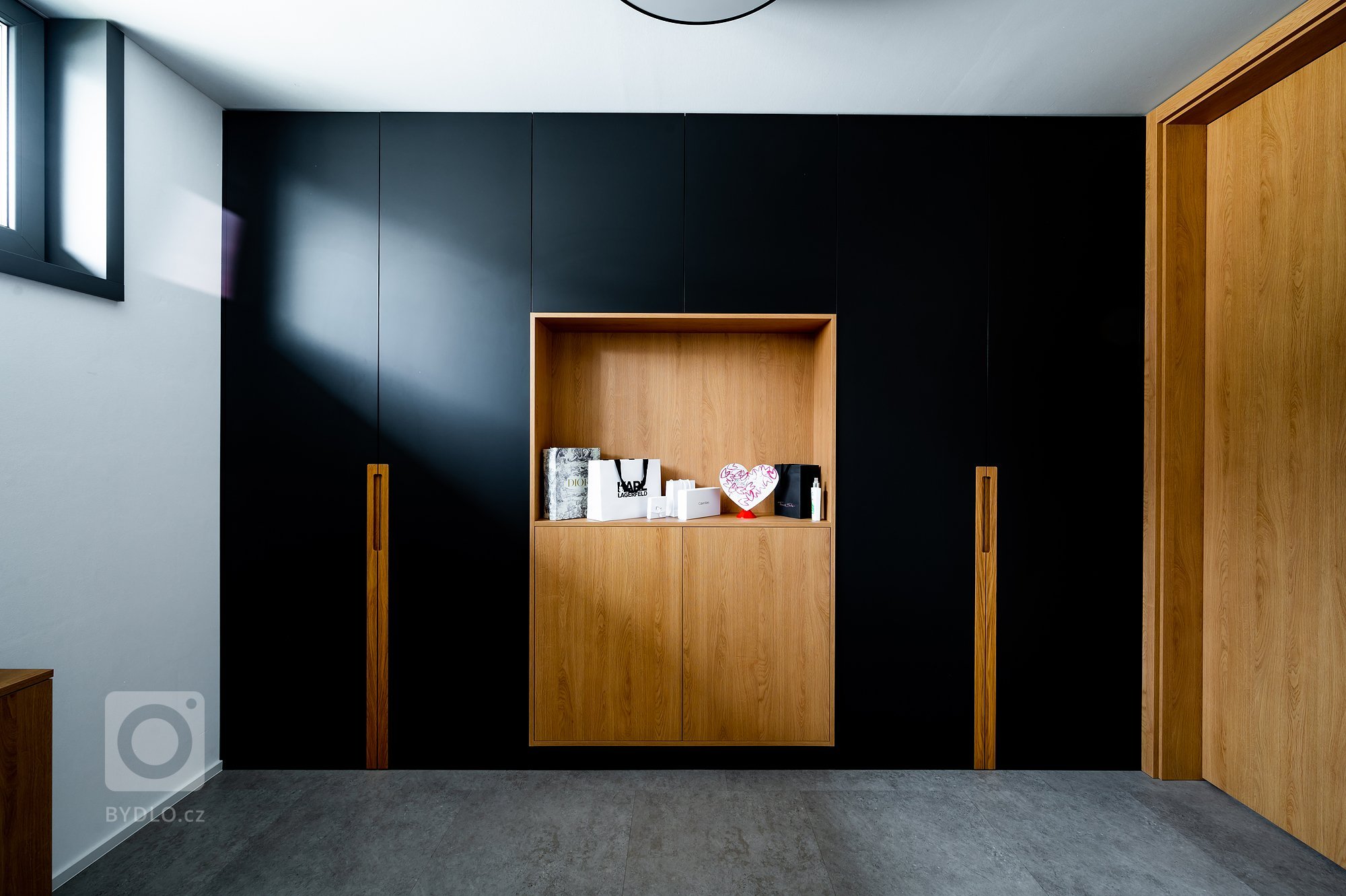 Luxusní interiér v netradičních barvách a materiálech, které&nbsp;dělají&nbsp;interiér netradičním. Sladěný interiér od jednoho výrobce, od návrhu až po…