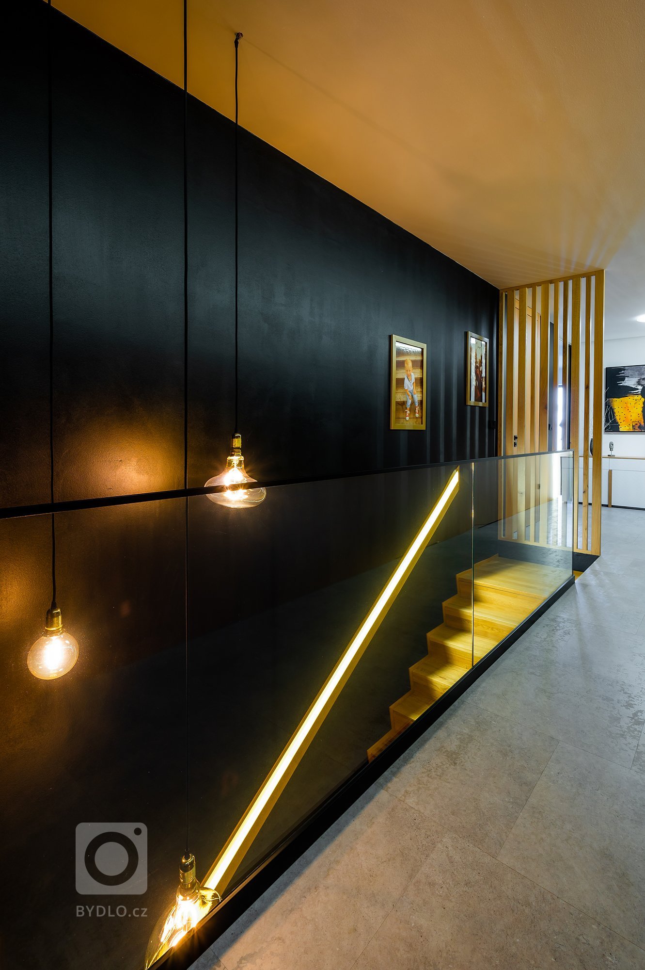 Luxusní interiér v netradičních barvách a materiálech, které&nbsp;dělají&nbsp;interiér netradičním. Sladěný interiér od jednoho výrobce, od návrhu až po…