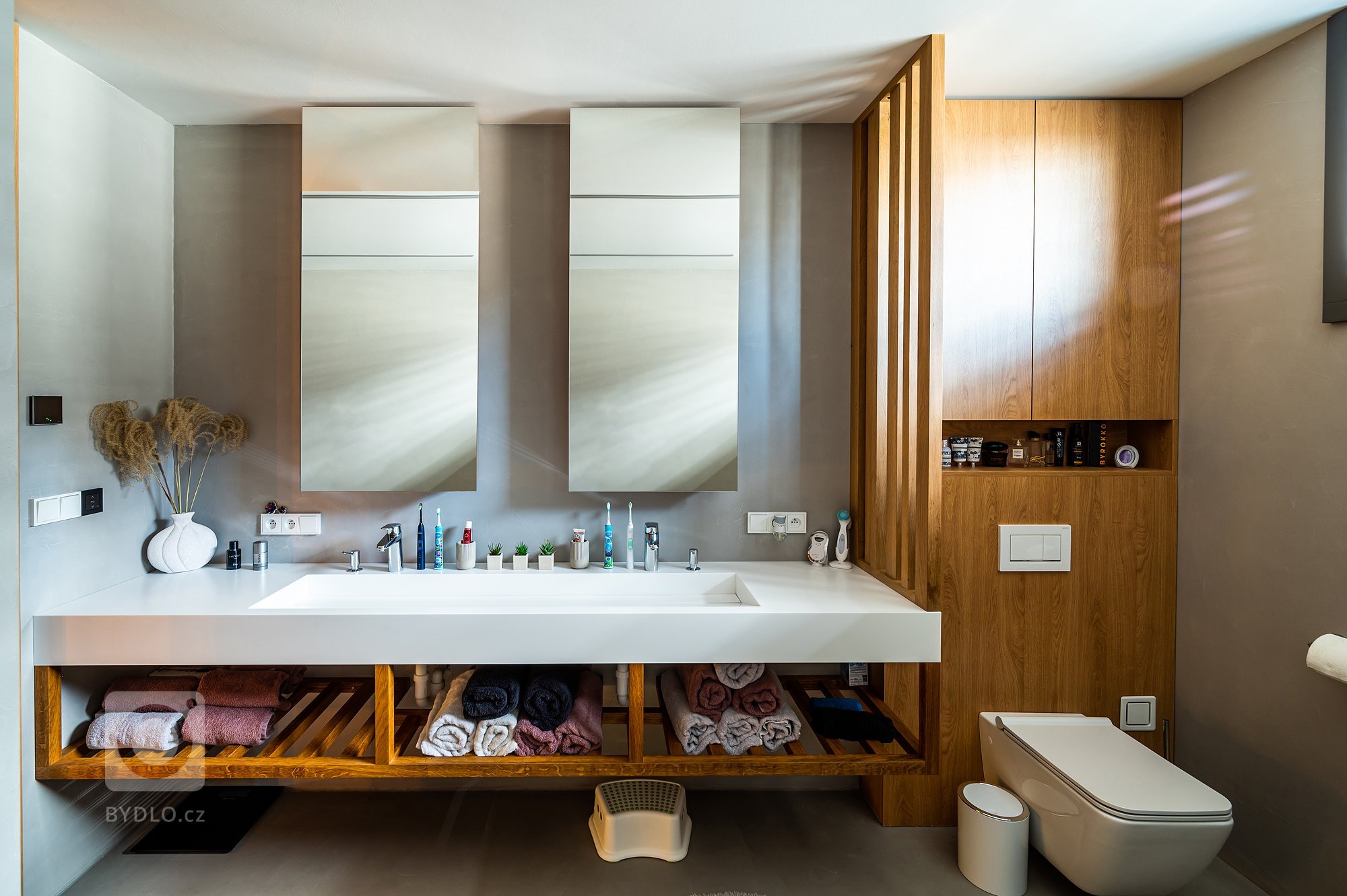 Luxusní interiér v netradičních barvách a materiálech, které&nbsp;dělají&nbsp;interiér netradičním. Sladěný interiér od jednoho výrobce, od návrhu až po…