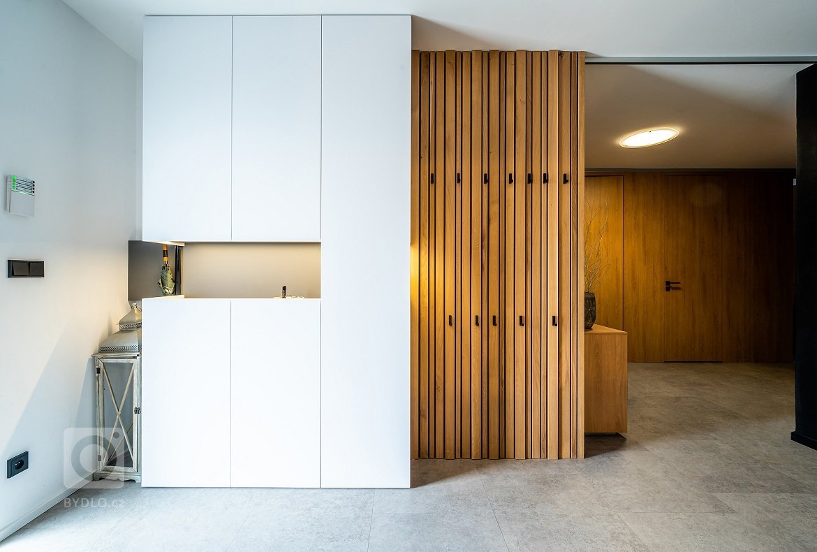 Luxusní interiér v netradičních barvách a materiálech, které&nbsp;dělají&nbsp;interiér netradičním. Sladěný interiér od jednoho výrobce, od návrhu až po…