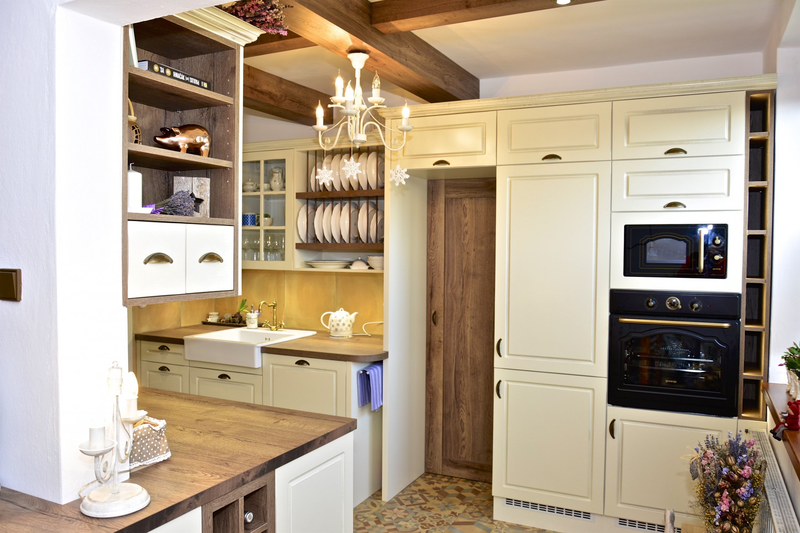 Mezi zákazníky, kteří se ženou za modernem a luxesem, se objeví i zájemci o klasiku a to nás těší.&nbsp;Kuchyň ve Vintage stylu jsme navrhli i zhotovili včetně…