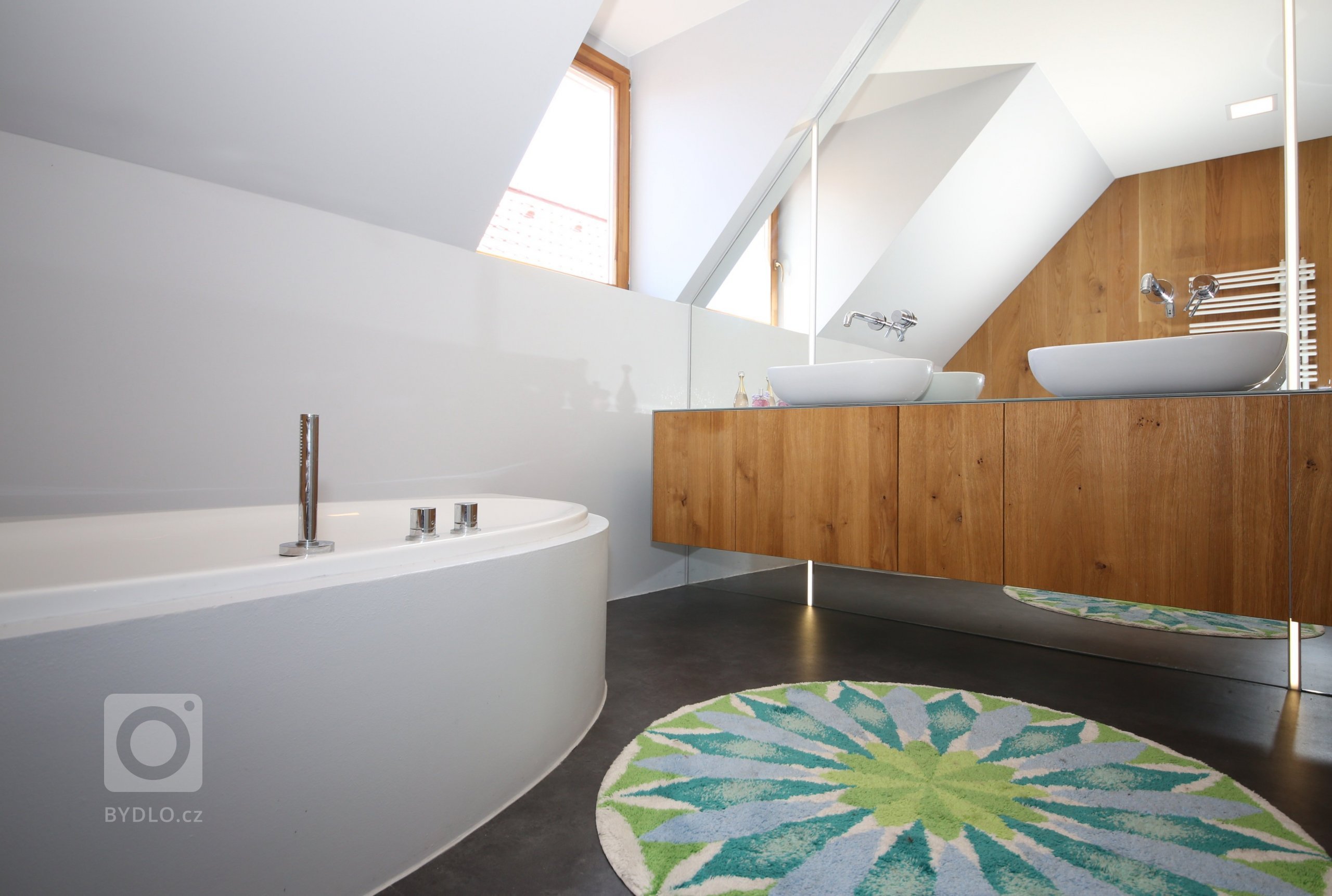 Také si myslíte, že obklady a dlažba v koupelně už jsou trochu nuda? Pojďte se s námi podívat na tak trochu jinou koupelnu, ve které hraje prim dřevo, zrcadla…