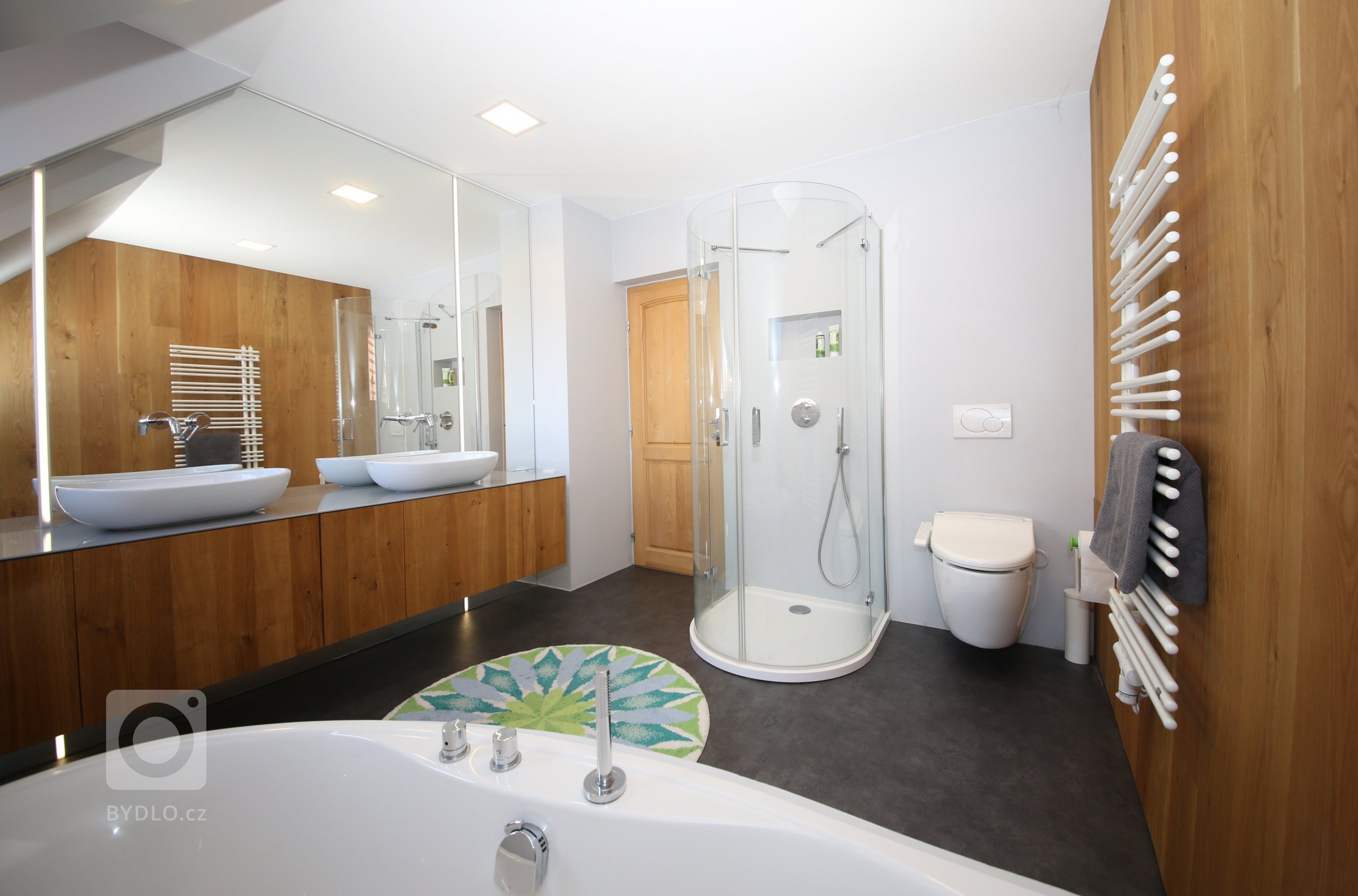 Také si myslíte, že obklady a dlažba v koupelně už jsou trochu nuda? Pojďte se s námi podívat na tak trochu jinou koupelnu, ve které hraje prim dřevo, zrcadla…