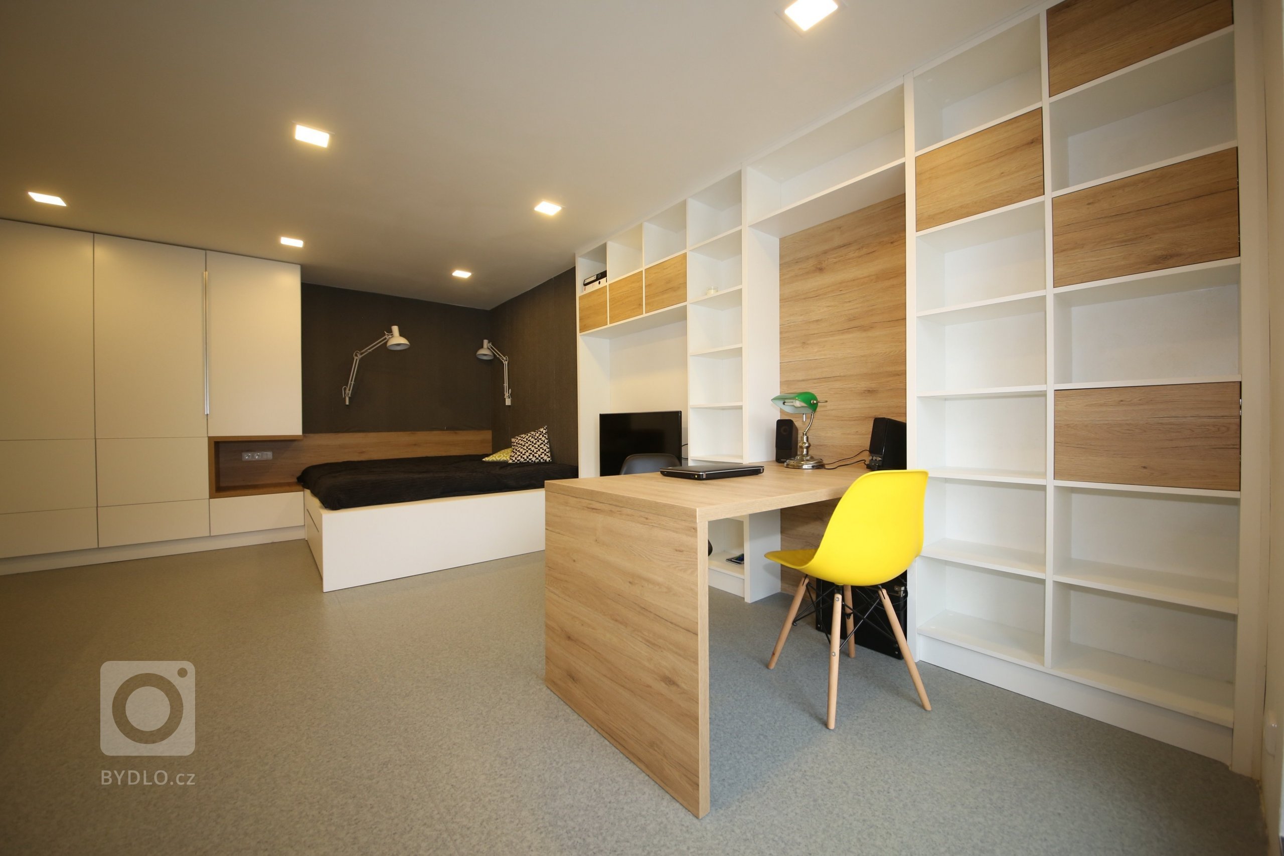 Šatna, ložnice, čtecí koutek, obývák, jídelna i pracovna. To vše na pár metrech čtverečních.