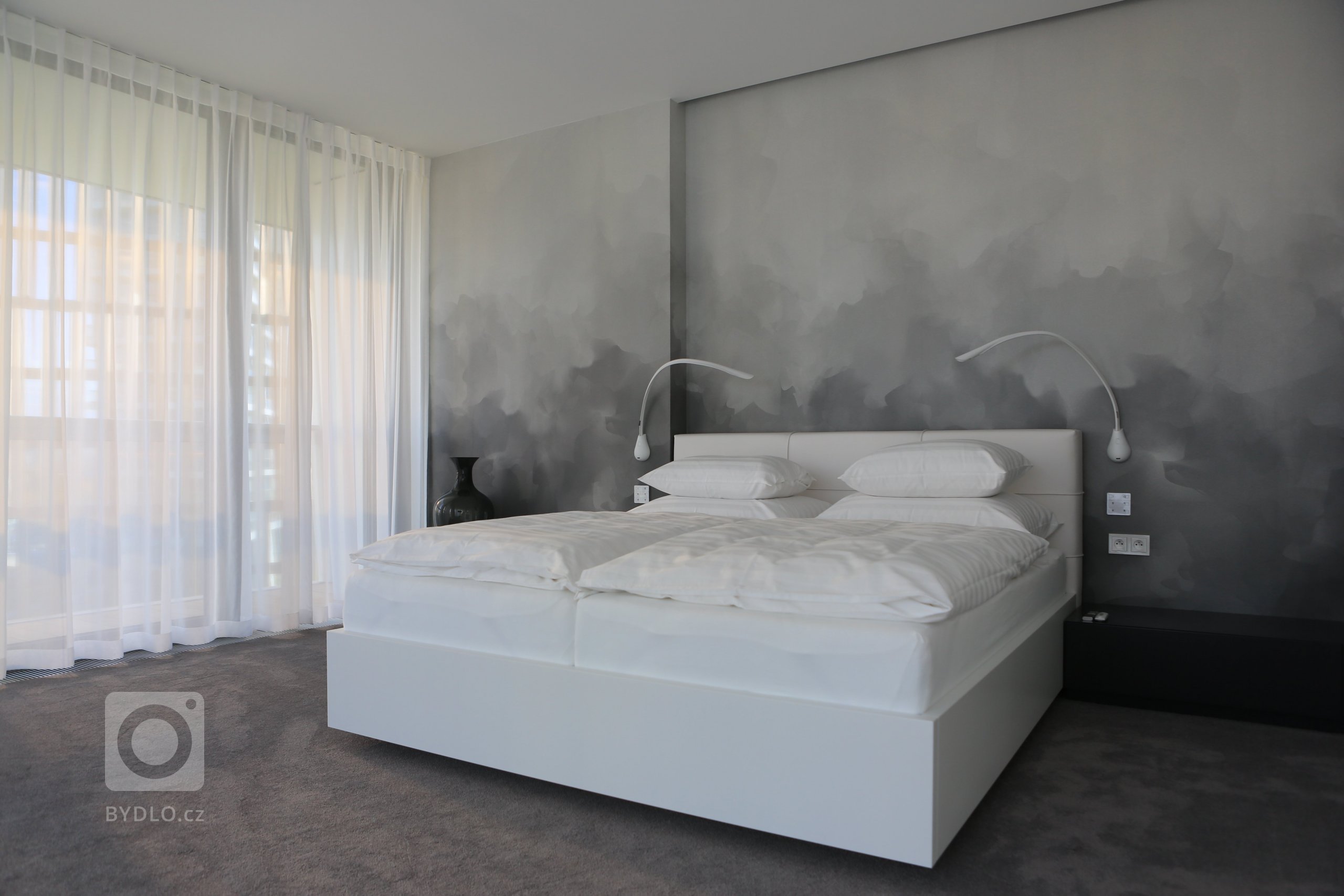 Žít s nadhledem, mít hlavu v oblacích - to vše jsme chtěly přenést do bydlení v moderním mrakodrapu.&nbsp;
