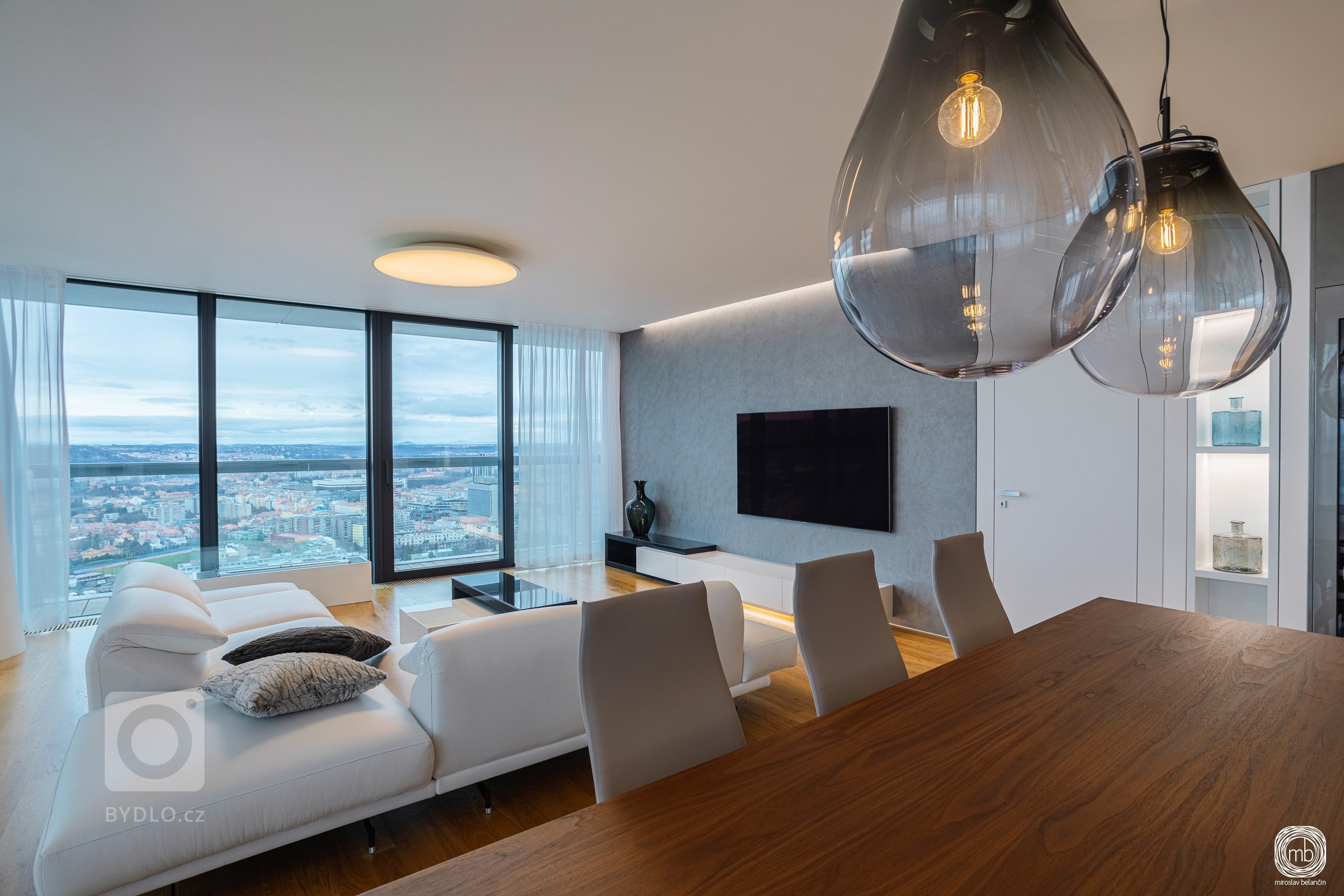 Bydlení v oblacích. Prioritu dostaly nadčasový design a kvalitní materiály. Naše návrhy vždy odráží individualitu klienta, kterou zohledňujeme od dispozičního…