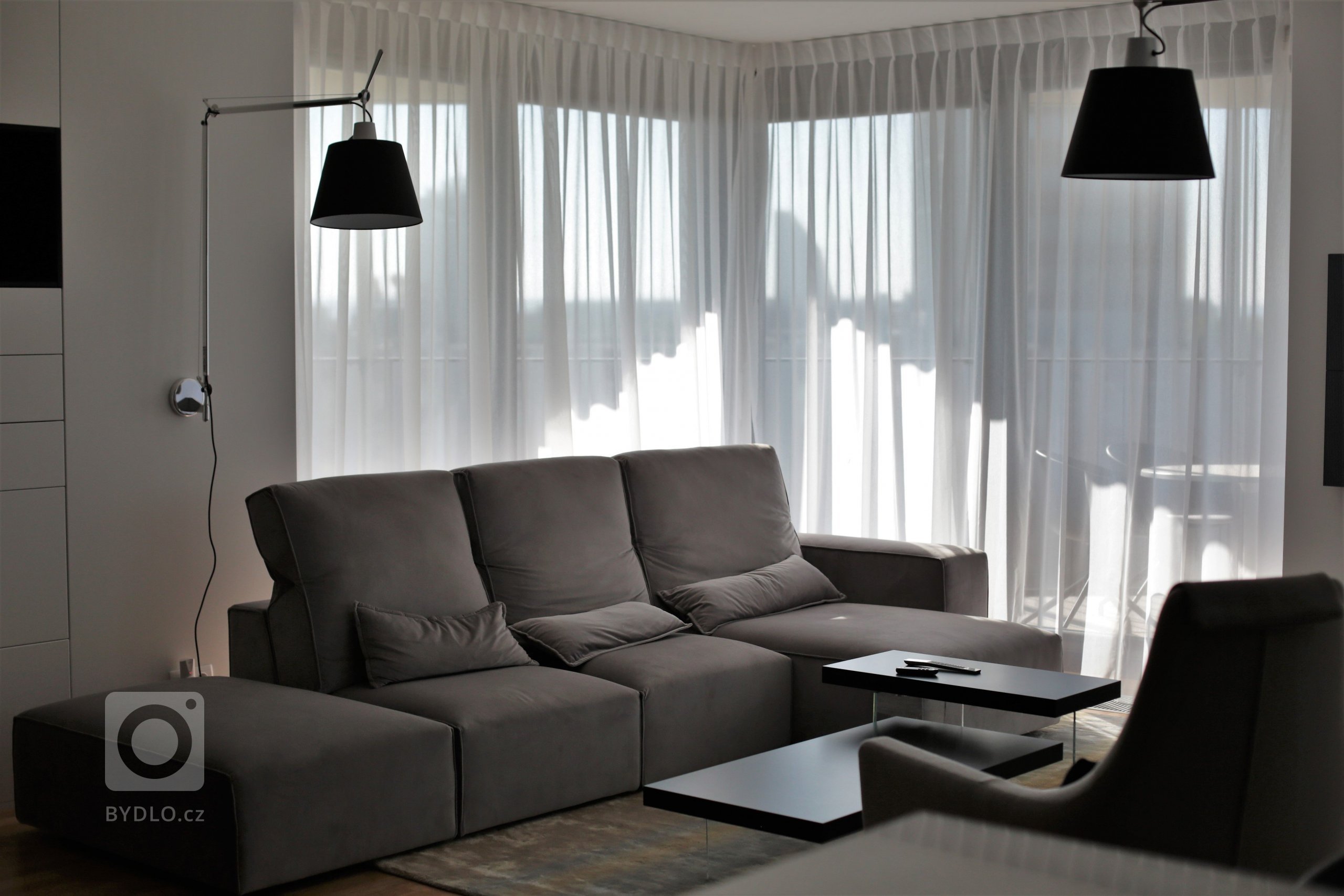 Dominantní nástěnné lampy Tolomeo od Artemide "dohlíží" na dění v obytném prostoru.