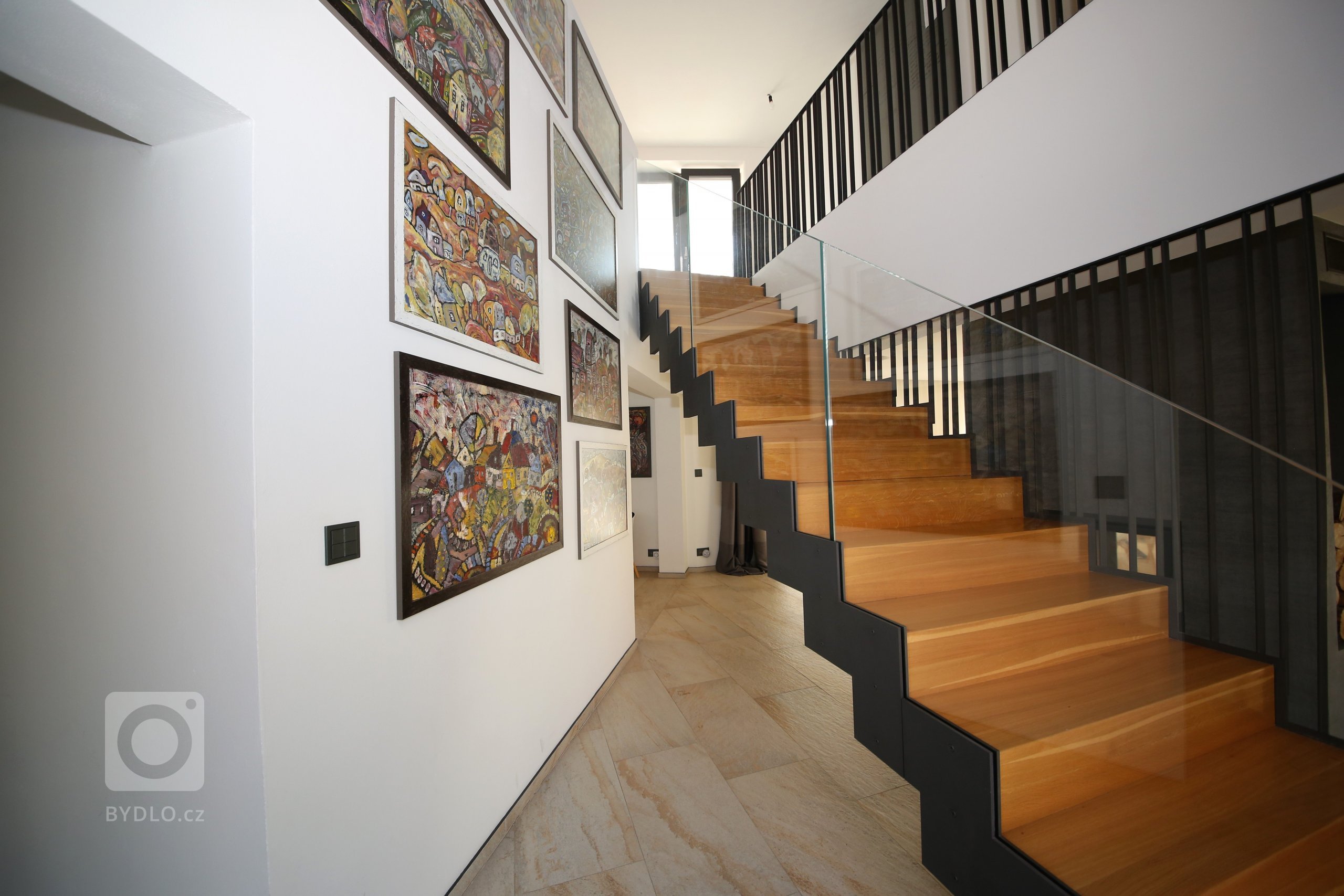 Prostorný rodinný dům se rodil postupně několik let, protože prioritou bylo vše dotáhnout do nejmenšího detailu a splnit si v něm veškeré představy o dokonalém…