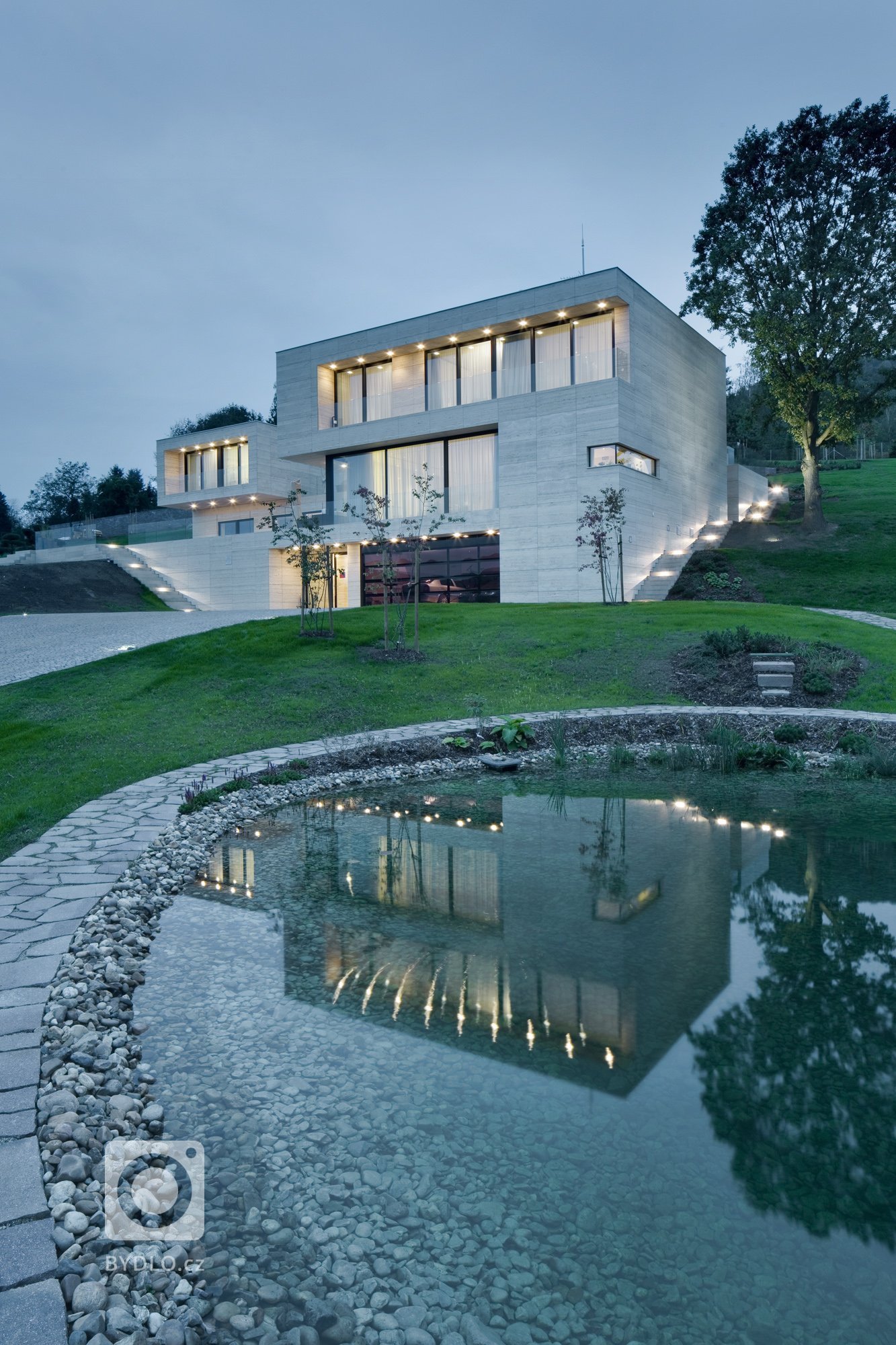 Působivá minimalistická vila leží v kopcovité krajině nad Děčínem. Je navržena a umístěna na rozlehlý pozemek tak, aby si její majitelé mohli maximálně užívat…