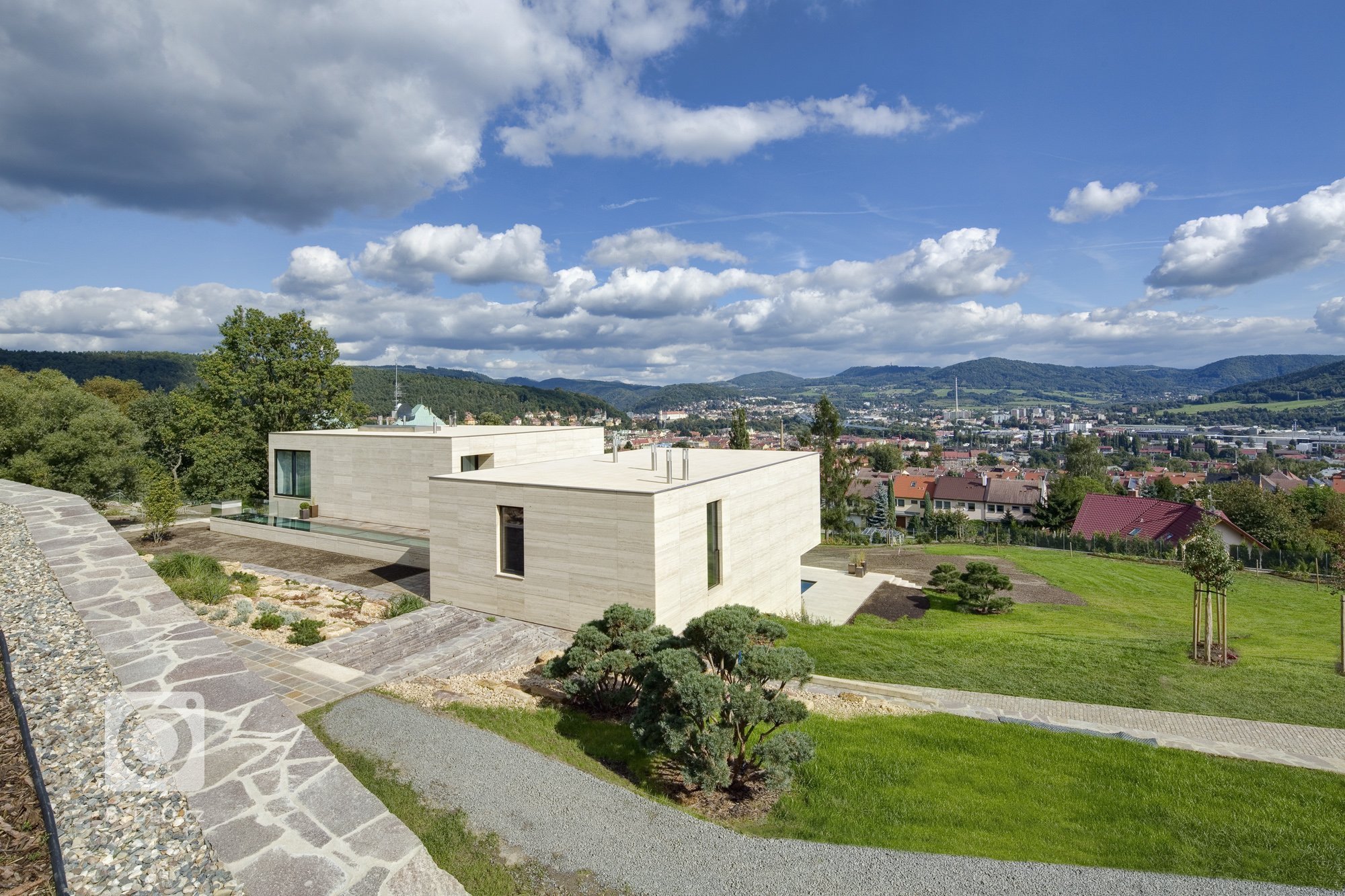 Působivá minimalistická vila leží v kopcovité krajině nad Děčínem. Je navržena a umístěna na rozlehlý pozemek tak, aby si její majitelé mohli maximálně užívat…