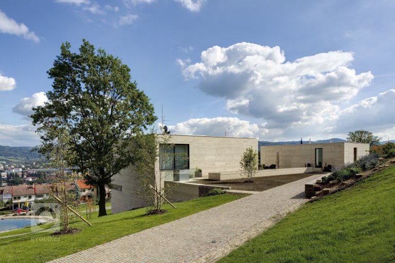 Působivá minimalistická vila leží v kopcovité krajině nad Děčínem. Je navržena a umístěna na rozlehlý pozemek tak, aby si její majitelé mohli maximálně užívat…