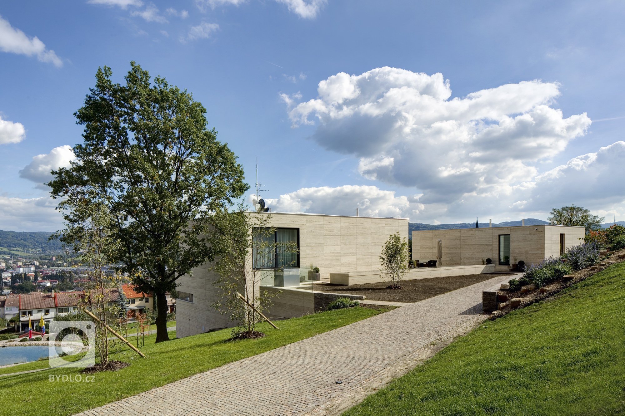 Působivá minimalistická vila leží v kopcovité krajině nad Děčínem. Je navržena a umístěna na rozlehlý pozemek tak, aby si její majitelé mohli maximálně užívat…