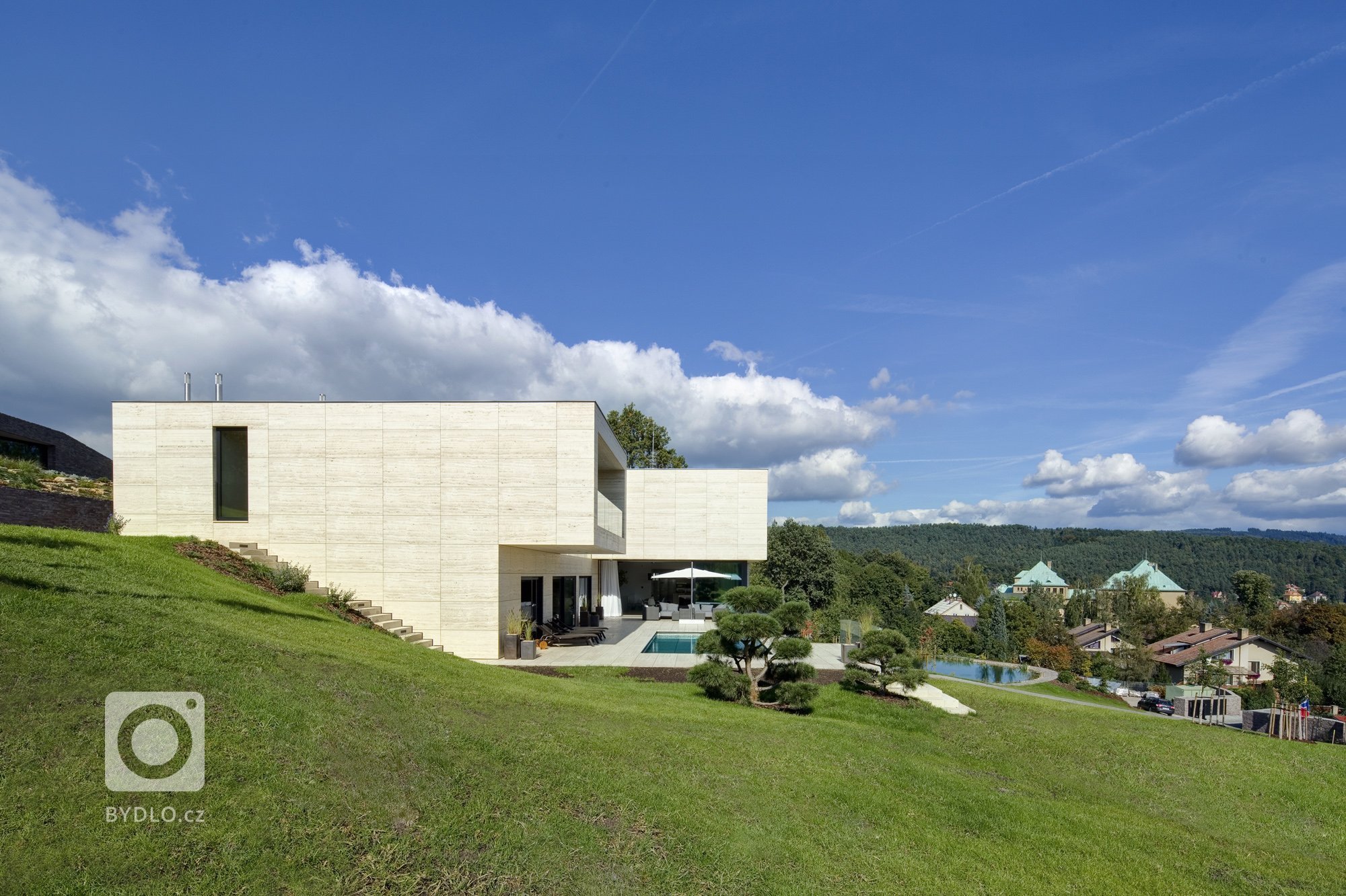 Působivá minimalistická vila leží v kopcovité krajině nad Děčínem. Je navržena a umístěna na rozlehlý pozemek tak, aby si její majitelé mohli maximálně užívat…