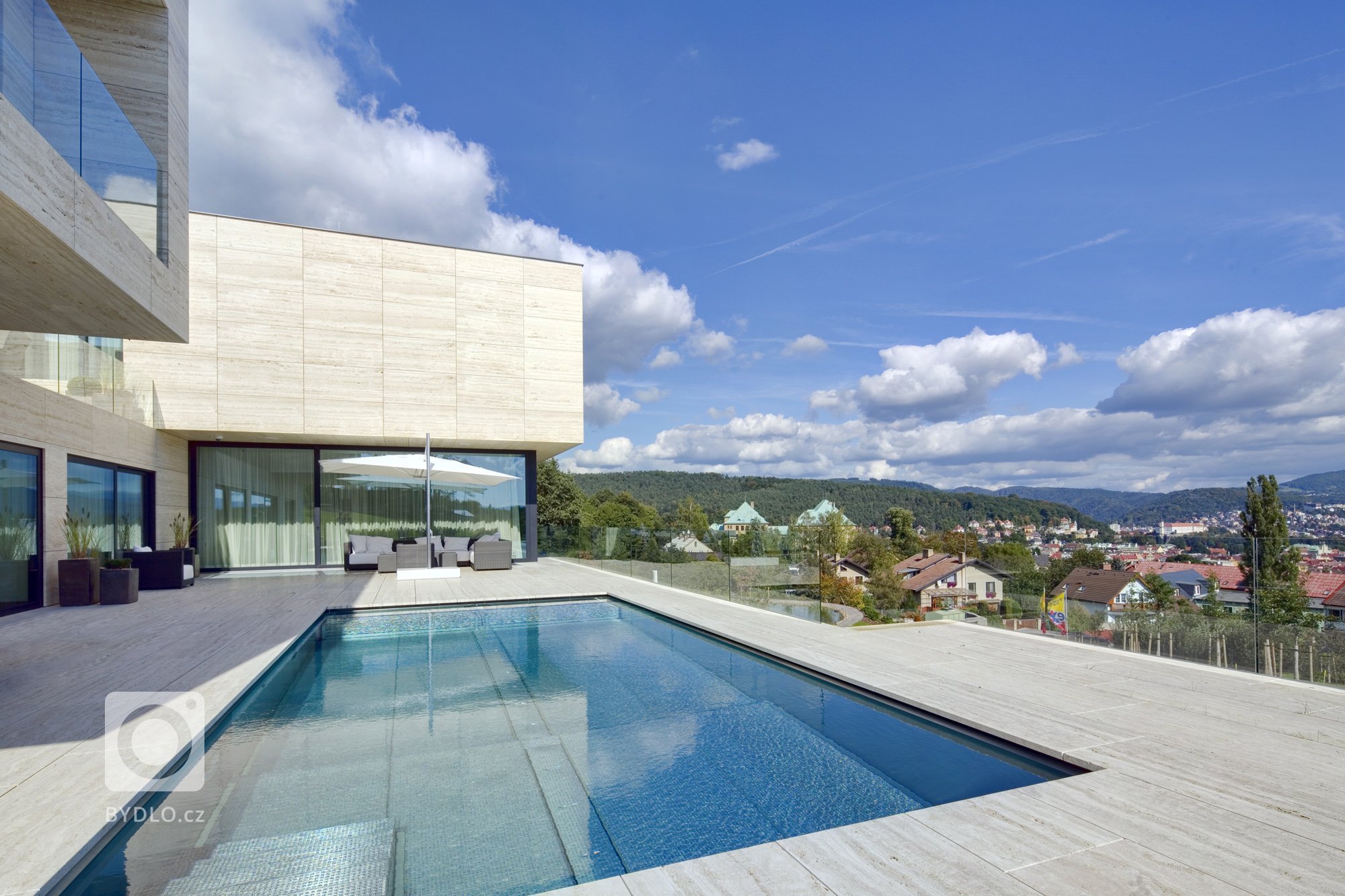 Působivá minimalistická vila leží v kopcovité krajině nad Děčínem. Je navržena a umístěna na rozlehlý pozemek tak, aby si její majitelé mohli maximálně užívat…