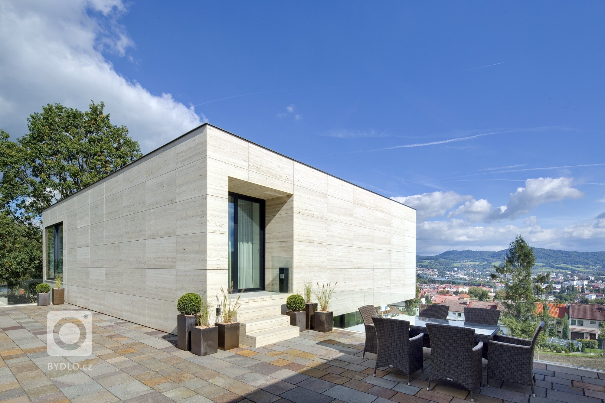 Působivá minimalistická vila leží v kopcovité krajině nad Děčínem. Je navržena a umístěna na rozlehlý pozemek tak, aby si její majitelé mohli maximálně užívat…