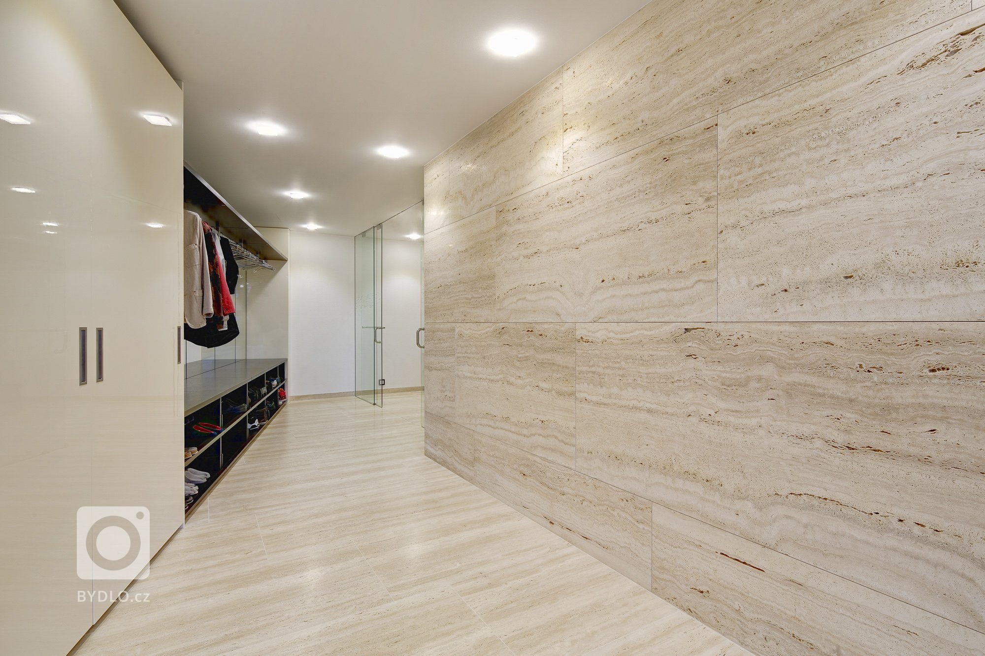 Působivá minimalistická vila leží v kopcovité krajině nad Děčínem. Je navržena a umístěna na rozlehlý pozemek tak, aby si její majitelé mohli maximálně užívat…