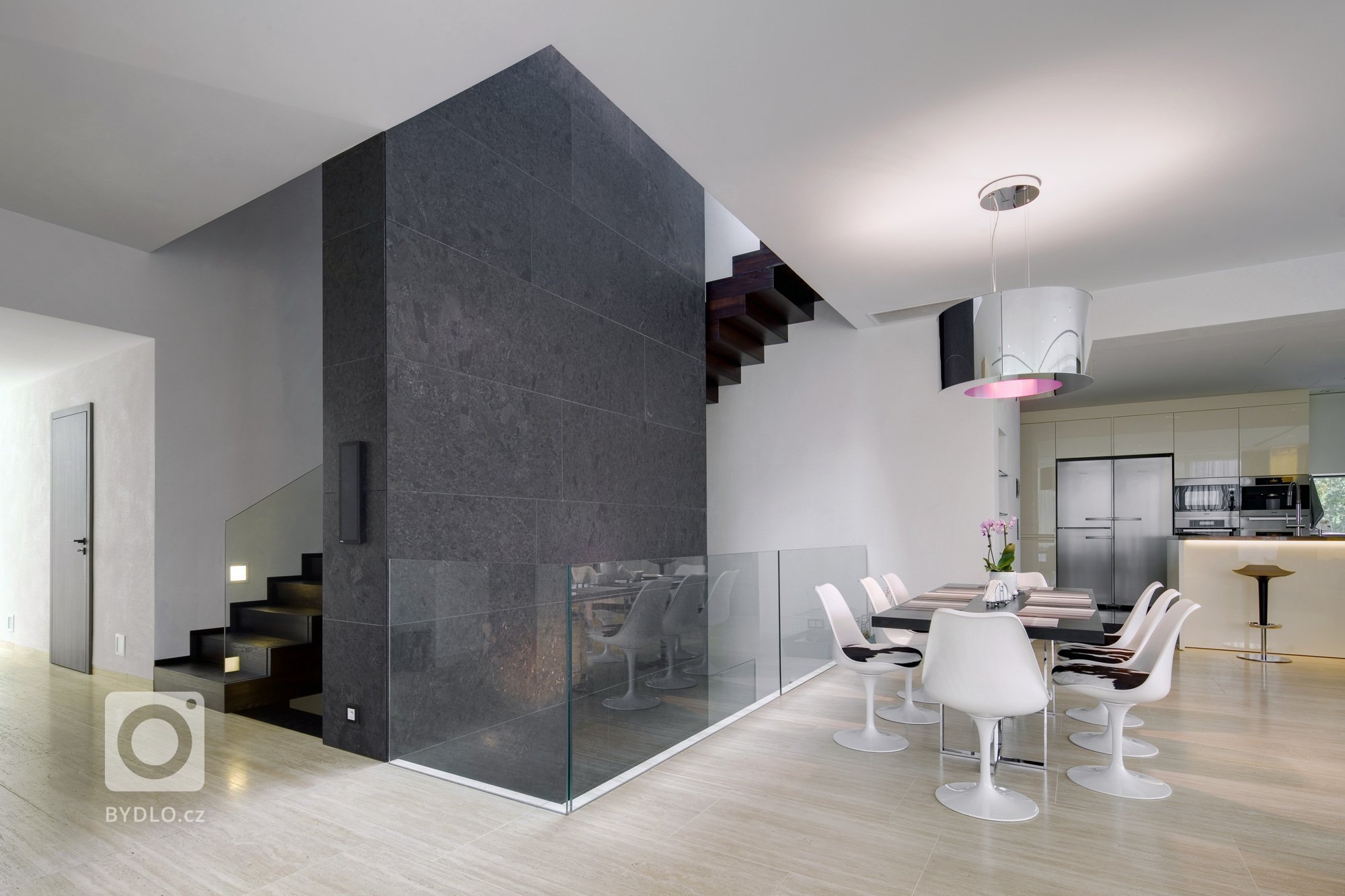 Působivá minimalistická vila leží v kopcovité krajině nad Děčínem. Je navržena a umístěna na rozlehlý pozemek tak, aby si její majitelé mohli maximálně užívat…