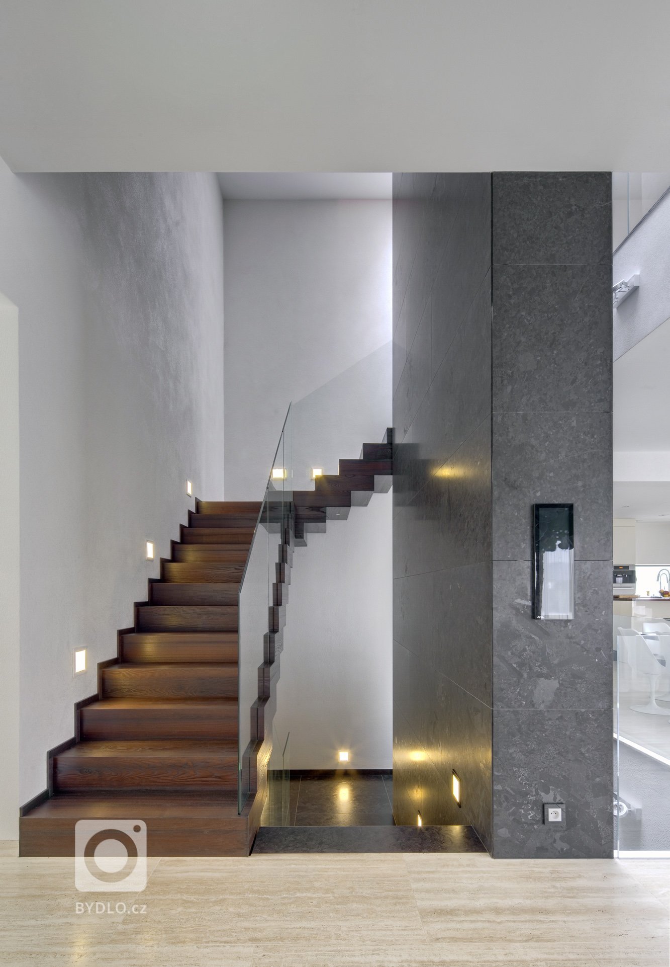 Působivá minimalistická vila leží v kopcovité krajině nad Děčínem. Je navržena a umístěna na rozlehlý pozemek tak, aby si její majitelé mohli maximálně užívat…