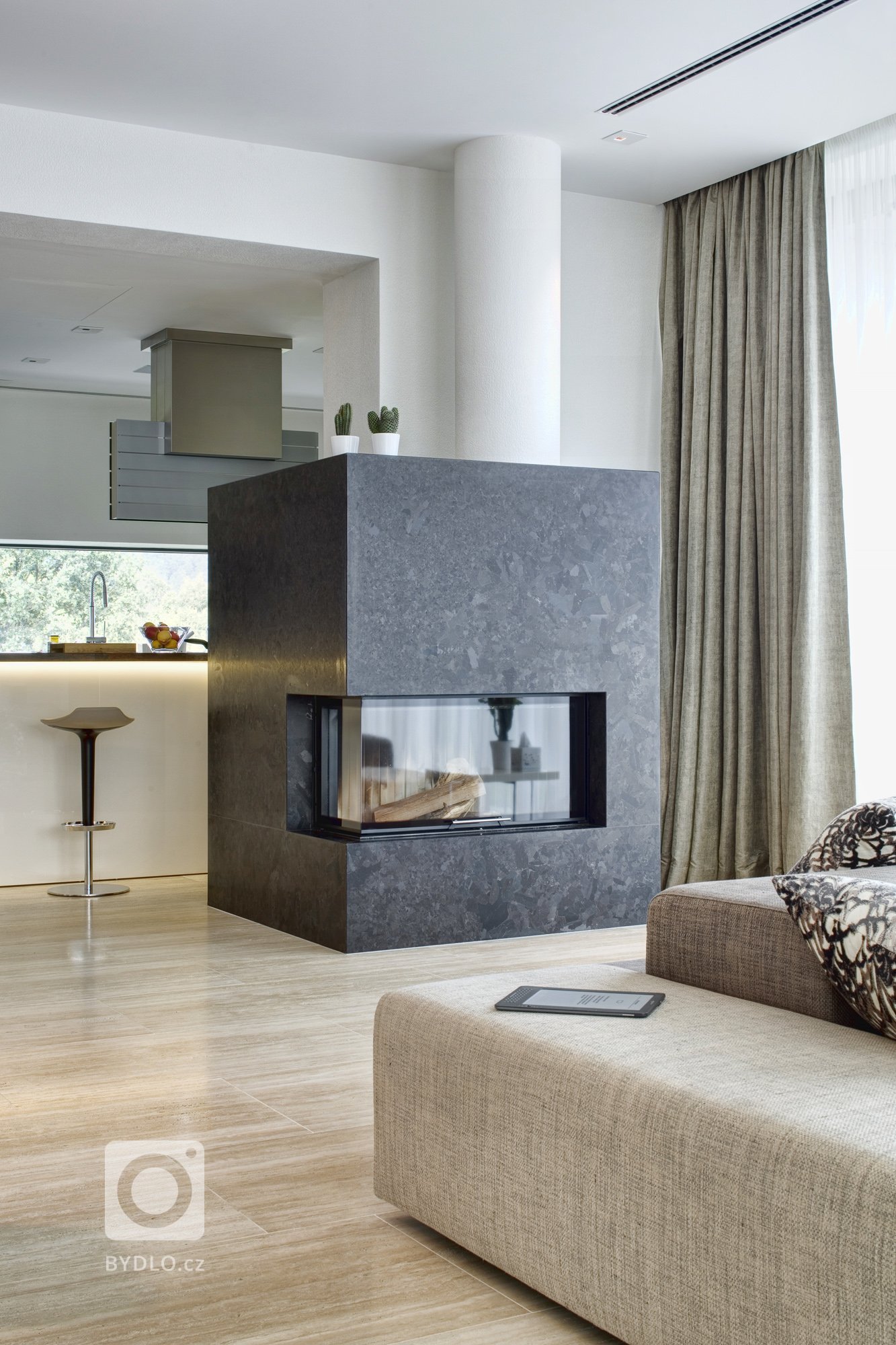 Působivá minimalistická vila leží v kopcovité krajině nad Děčínem. Je navržena a umístěna na rozlehlý pozemek tak, aby si její majitelé mohli maximálně užívat…