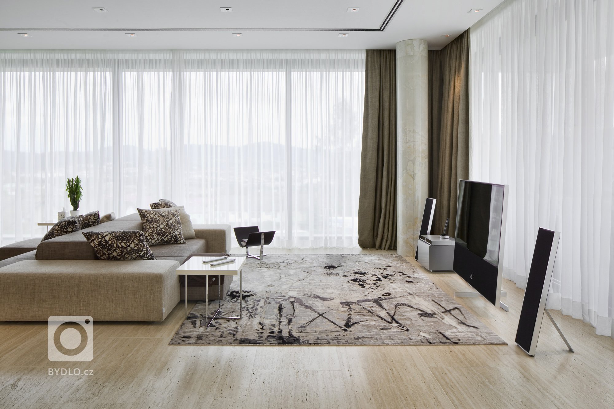 Působivá minimalistická vila leží v kopcovité krajině nad Děčínem. Je navržena a umístěna na rozlehlý pozemek tak, aby si její majitelé mohli maximálně užívat…