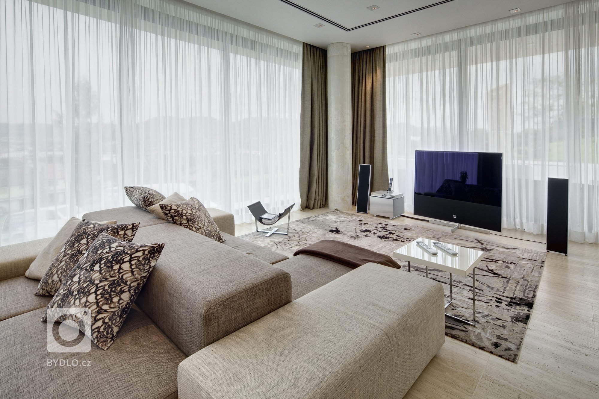 Působivá minimalistická vila leží v kopcovité krajině nad Děčínem. Je navržena a umístěna na rozlehlý pozemek tak, aby si její majitelé mohli maximálně užívat…