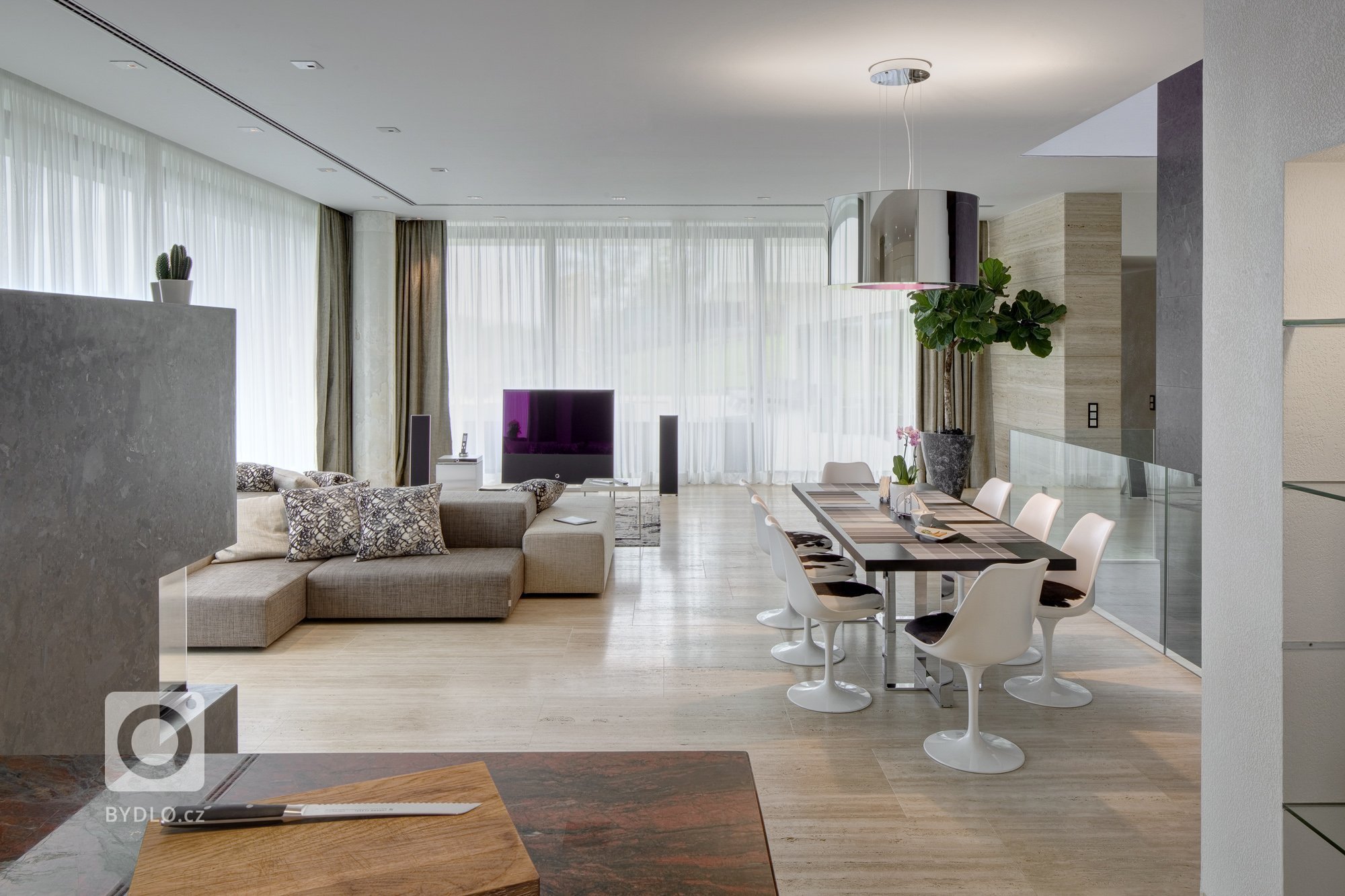 Působivá minimalistická vila leží v kopcovité krajině nad Děčínem. Je navržena a umístěna na rozlehlý pozemek tak, aby si její majitelé mohli maximálně užívat…