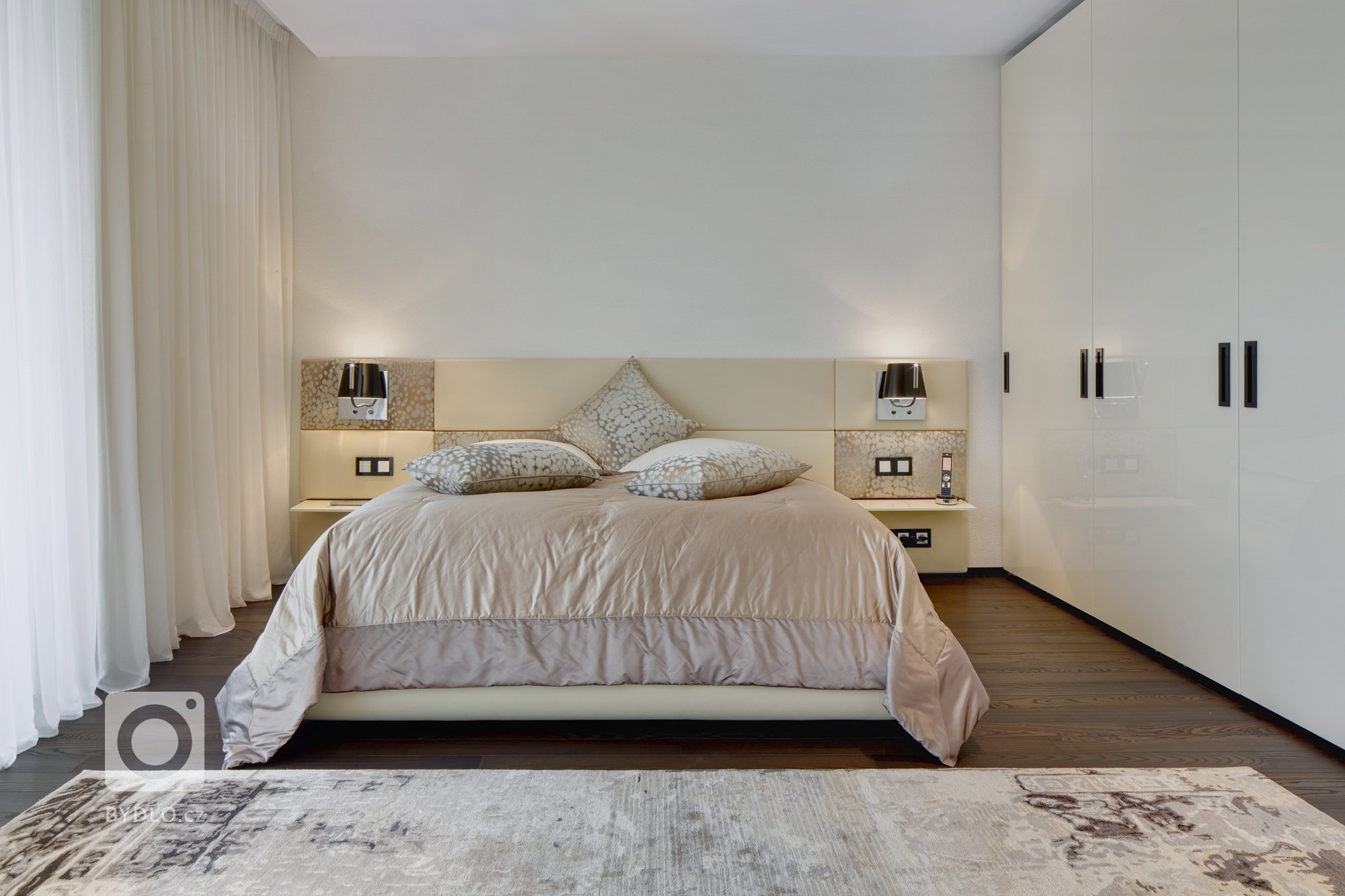 Působivá minimalistická vila leží v kopcovité krajině nad Děčínem. Je navržena a umístěna na rozlehlý pozemek tak, aby si její majitelé mohli maximálně užívat…