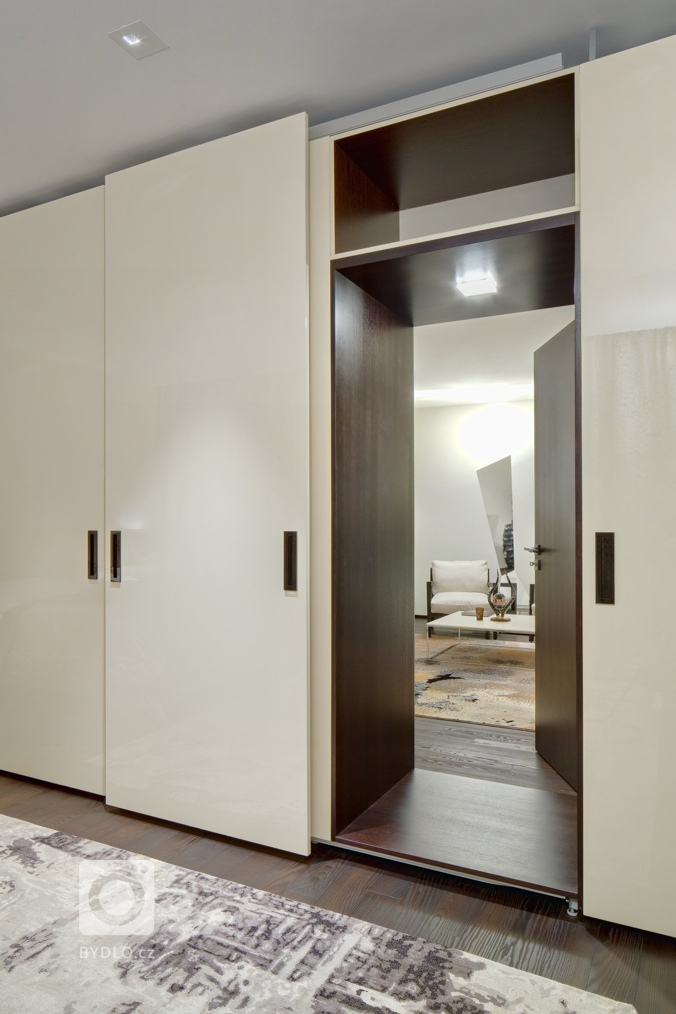 Působivá minimalistická vila leží v kopcovité krajině nad Děčínem. Je navržena a umístěna na rozlehlý pozemek tak, aby si její majitelé mohli maximálně užívat…