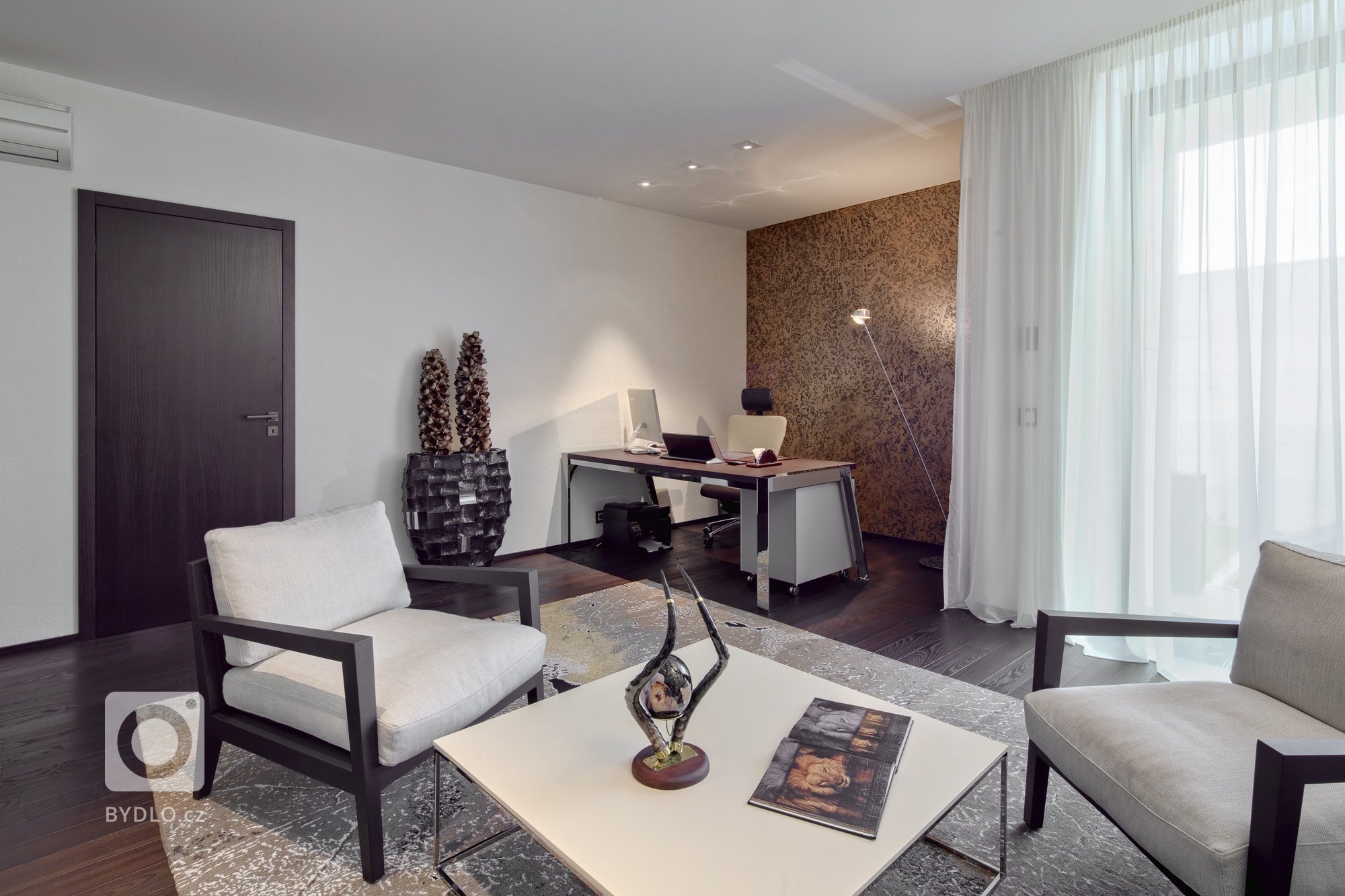 Působivá minimalistická vila leží v kopcovité krajině nad Děčínem. Je navržena a umístěna na rozlehlý pozemek tak, aby si její majitelé mohli maximálně užívat…