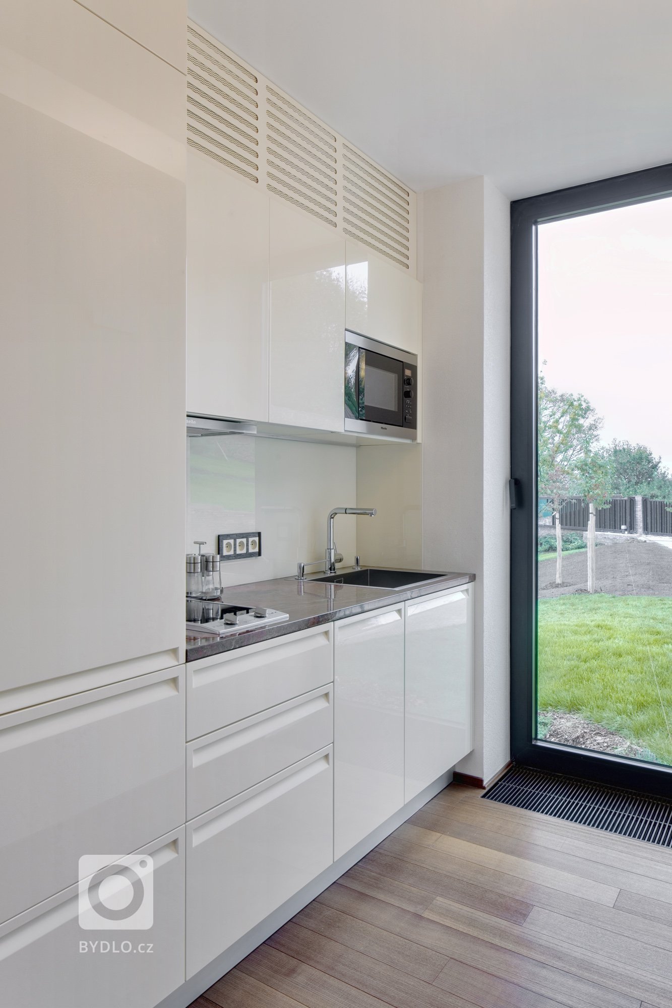 Působivá minimalistická vila leží v kopcovité krajině nad Děčínem. Je navržena a umístěna na rozlehlý pozemek tak, aby si její majitelé mohli maximálně užívat…