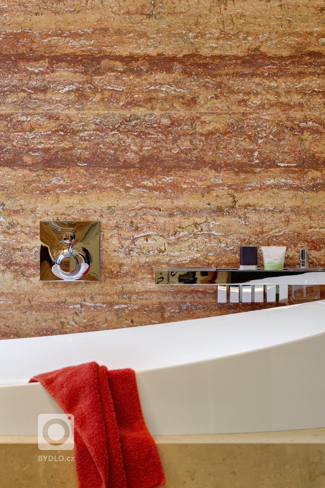 Působivá minimalistická vila leží v kopcovité krajině nad Děčínem. Je navržena a umístěna na rozlehlý pozemek tak, aby si její majitelé mohli maximálně užívat…