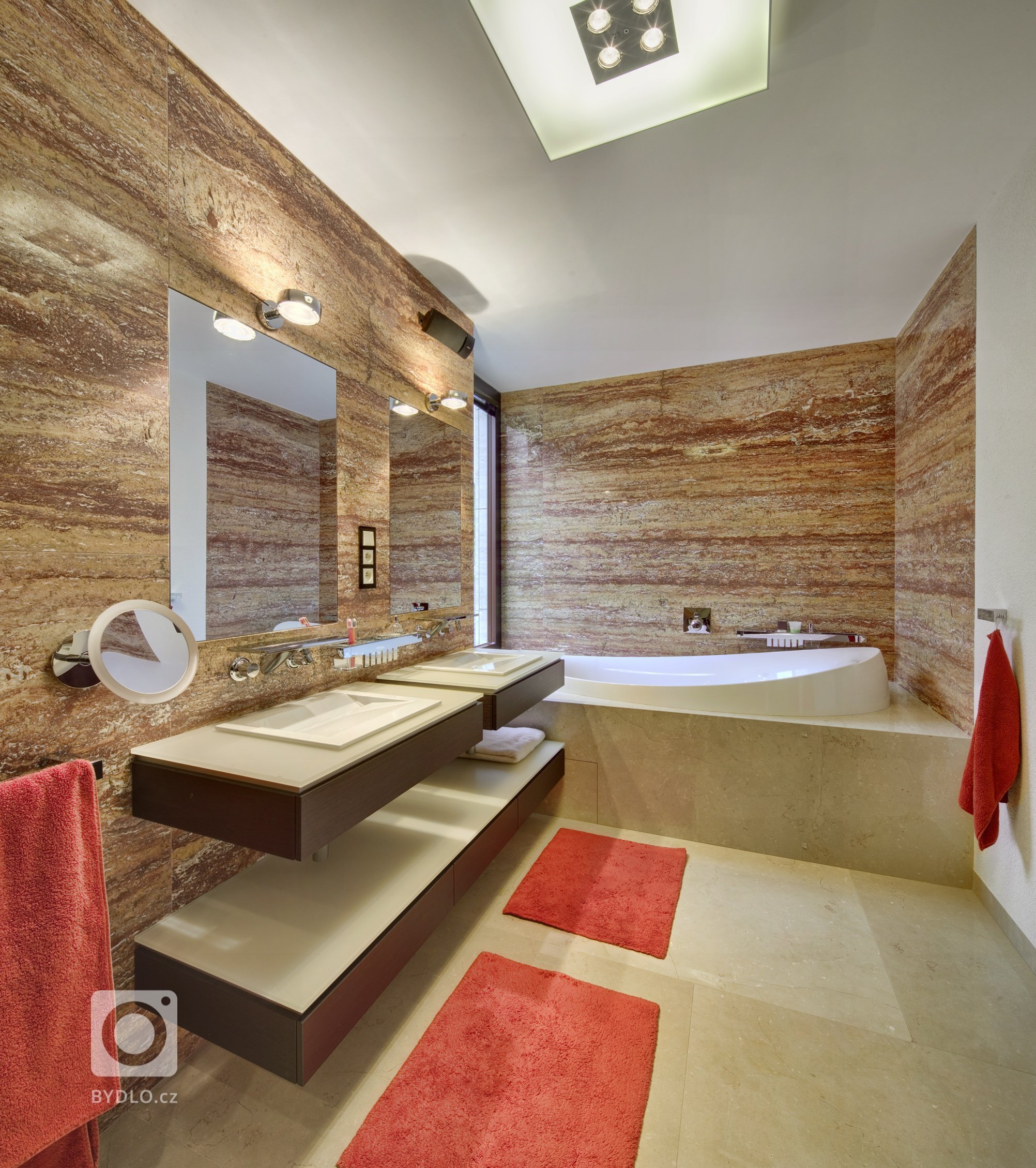 Působivá minimalistická vila leží v kopcovité krajině nad Děčínem. Je navržena a umístěna na rozlehlý pozemek tak, aby si její majitelé mohli maximálně užívat…