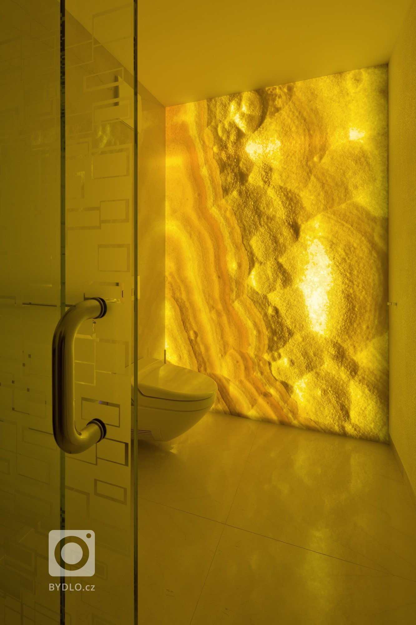 Působivá minimalistická vila leží v kopcovité krajině nad Děčínem. Je navržena a umístěna na rozlehlý pozemek tak, aby si její majitelé mohli maximálně užívat…