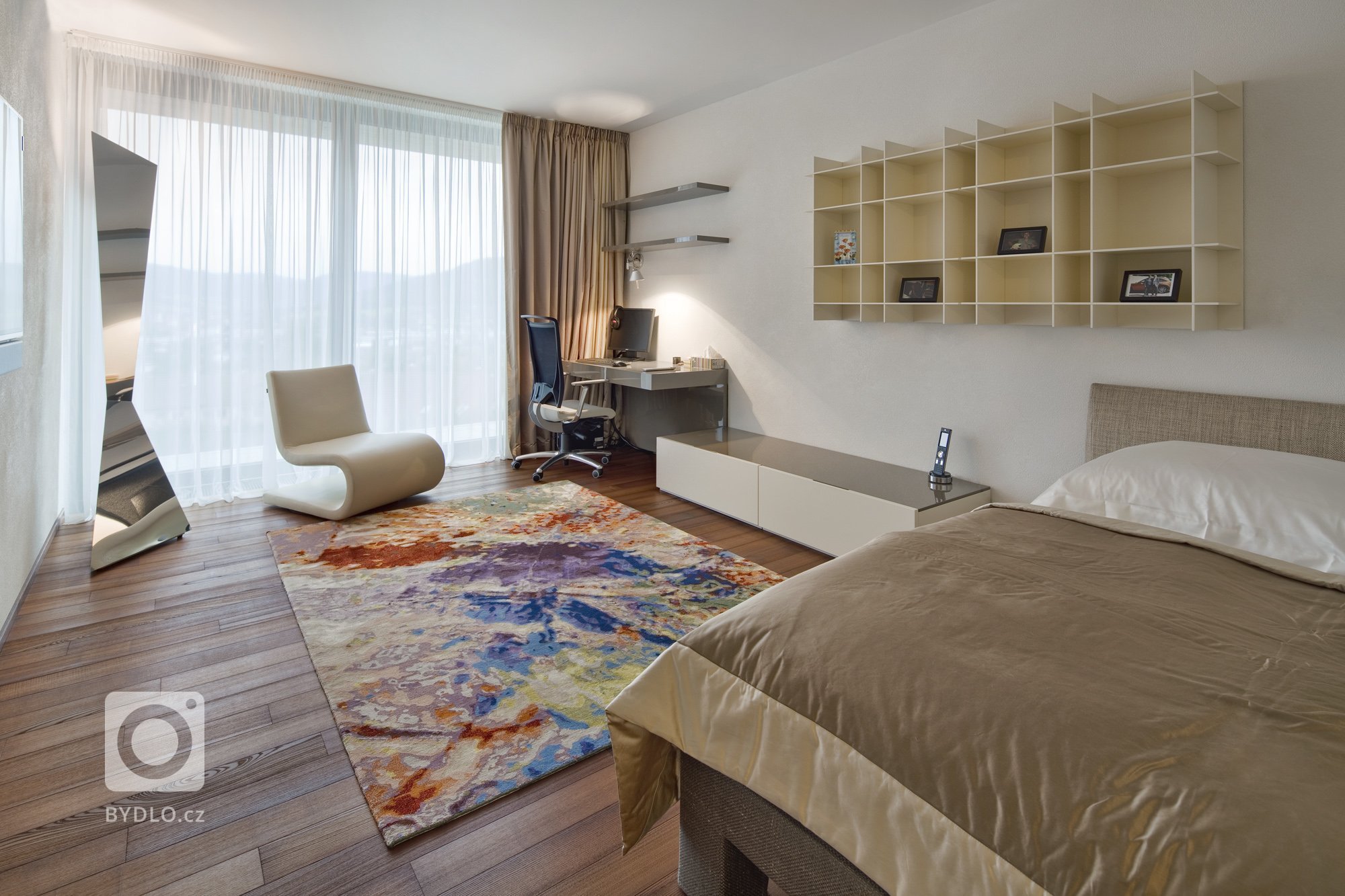 Působivá minimalistická vila leží v kopcovité krajině nad Děčínem. Je navržena a umístěna na rozlehlý pozemek tak, aby si její majitelé mohli maximálně užívat…