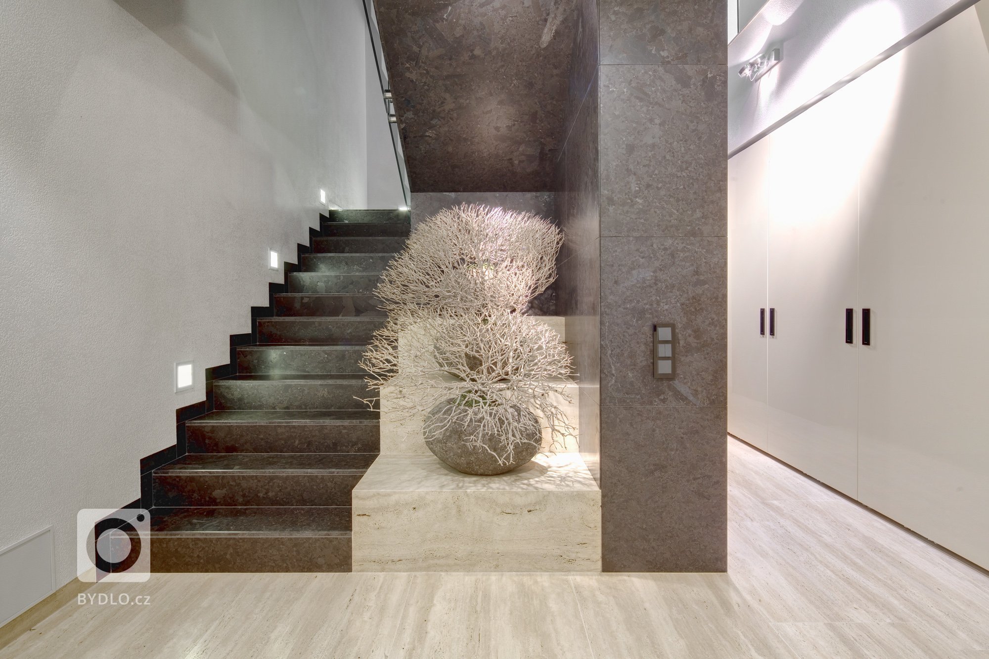 Působivá minimalistická vila leží v kopcovité krajině nad Děčínem. Je navržena a umístěna na rozlehlý pozemek tak, aby si její majitelé mohli maximálně užívat…