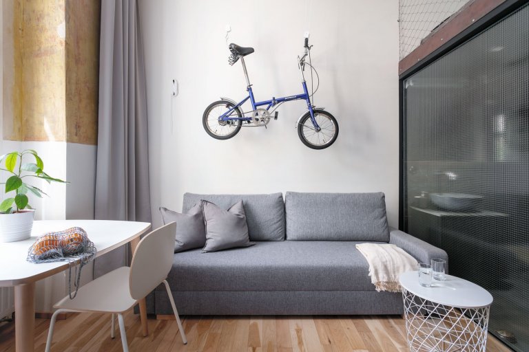 Do vinohradského dvacetimetráku se schoulil černý drak. Po jeho hřbetu je možné vyšplhat do spacího patra. Vnitro obludy skrývá malou koupelnu zářící skrze…