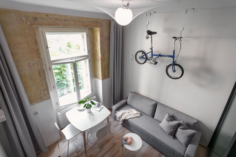 Do vinohradského dvacetimetráku se schoulil černý drak. Po jeho hřbetu je možné vyšplhat do spacího patra. Vnitro obludy skrývá malou koupelnu zářící skrze…