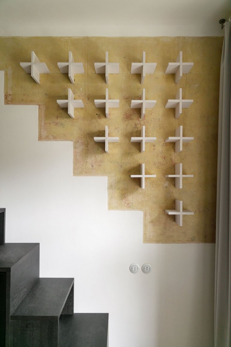 Do vinohradského dvacetimetráku se schoulil černý drak. Po jeho hřbetu je možné vyšplhat do spacího patra. Vnitro obludy skrývá malou koupelnu zářící skrze…