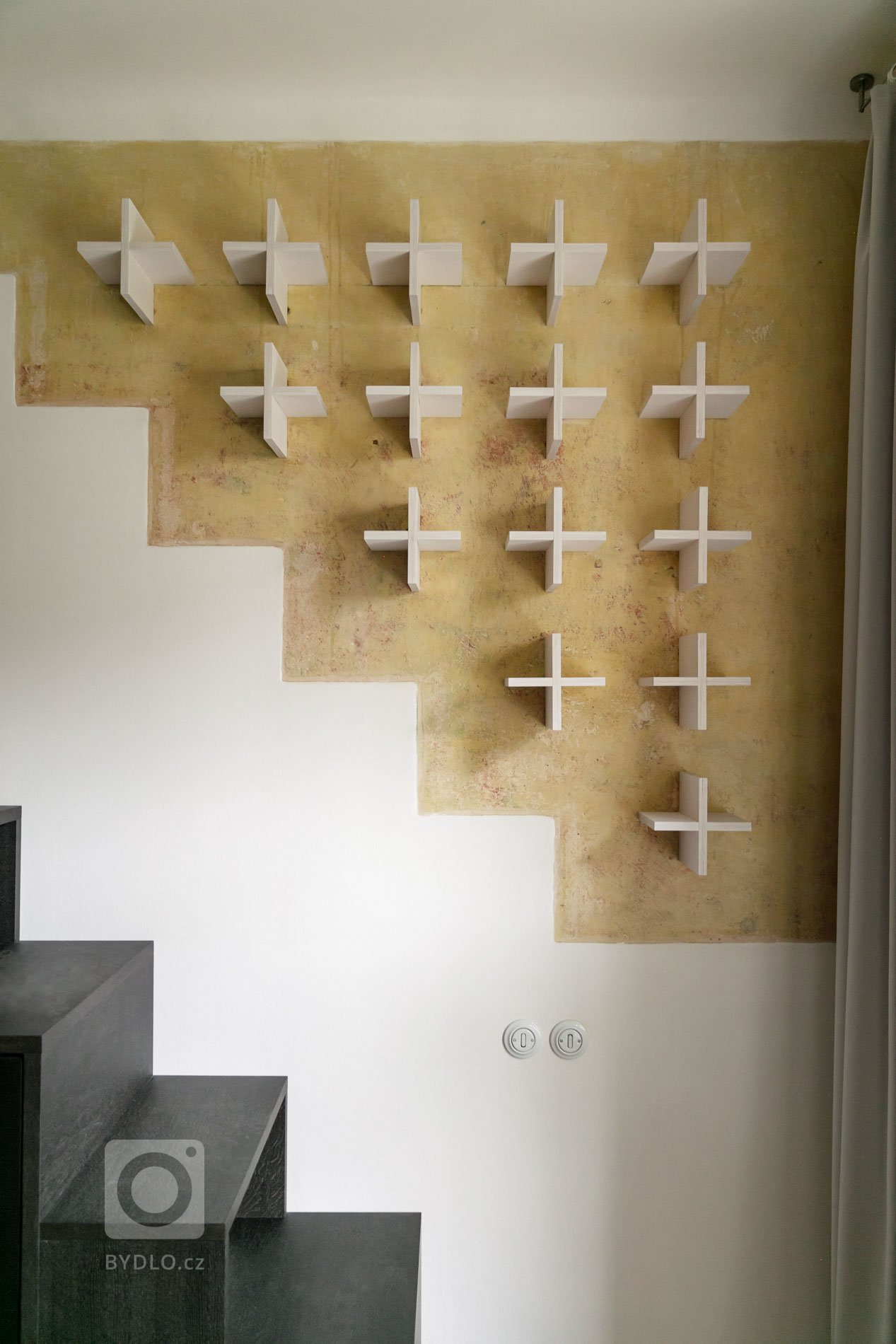 Do vinohradského dvacetimetráku se schoulil černý drak. Po jeho hřbetu je možné vyšplhat do spacího patra. Vnitro obludy skrývá malou koupelnu zářící skrze…