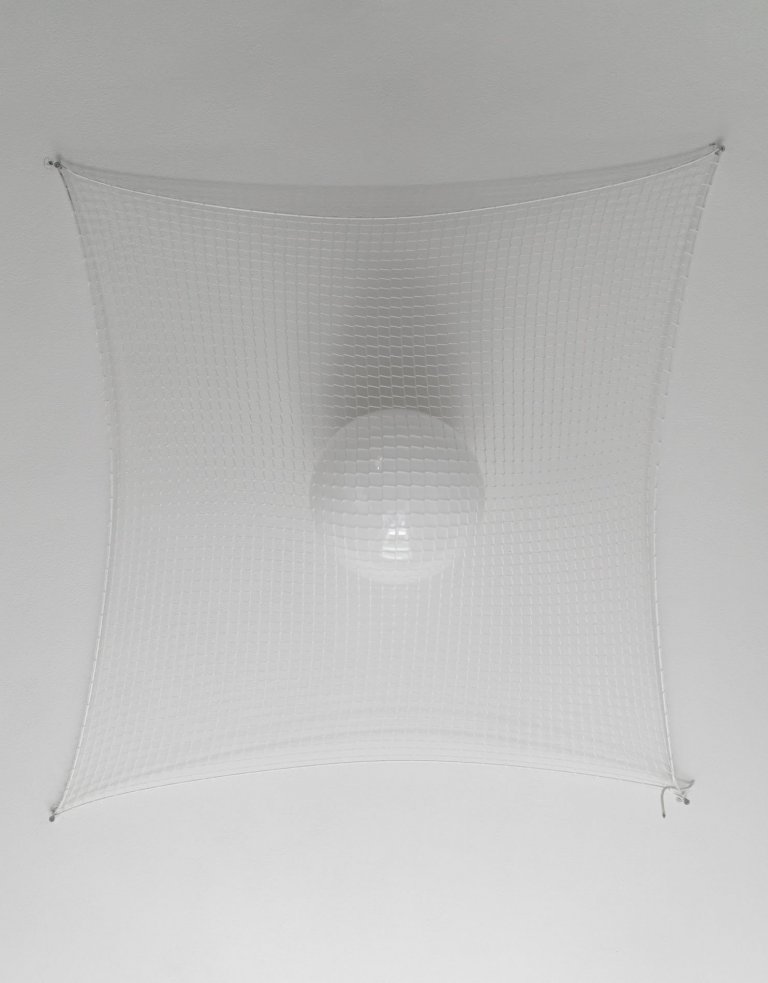 Do vinohradského dvacetimetráku se schoulil černý drak. Po jeho hřbetu je možné vyšplhat do spacího patra. Vnitro obludy skrývá malou koupelnu zářící skrze…