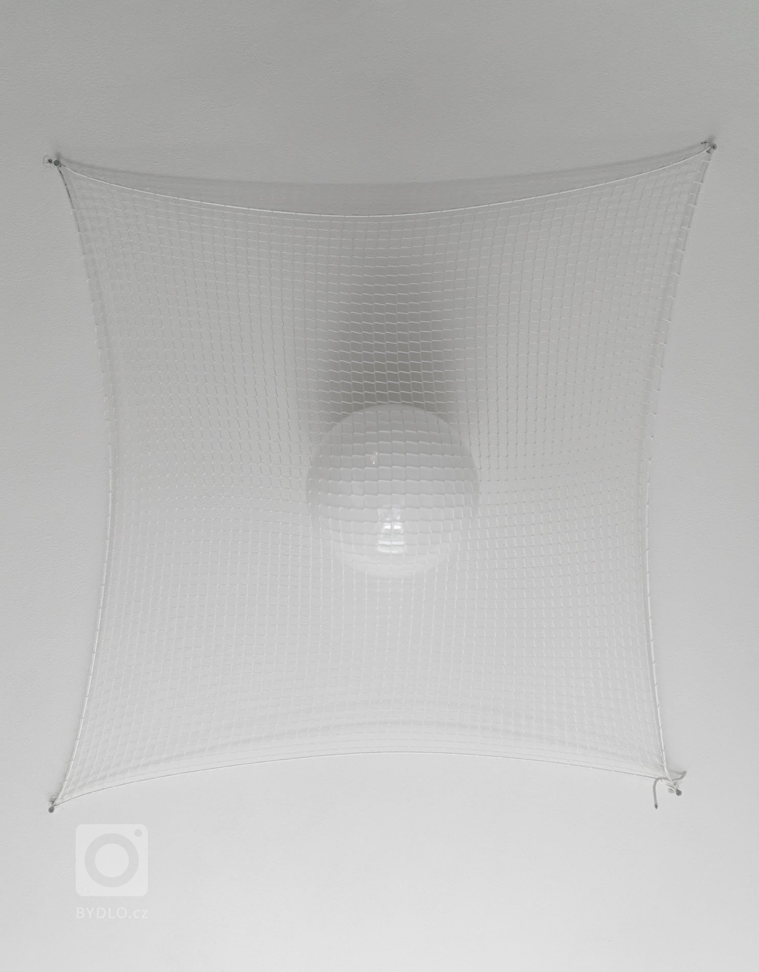 Do vinohradského dvacetimetráku se schoulil černý drak. Po jeho hřbetu je možné vyšplhat do spacího patra. Vnitro obludy skrývá malou koupelnu zářící skrze…