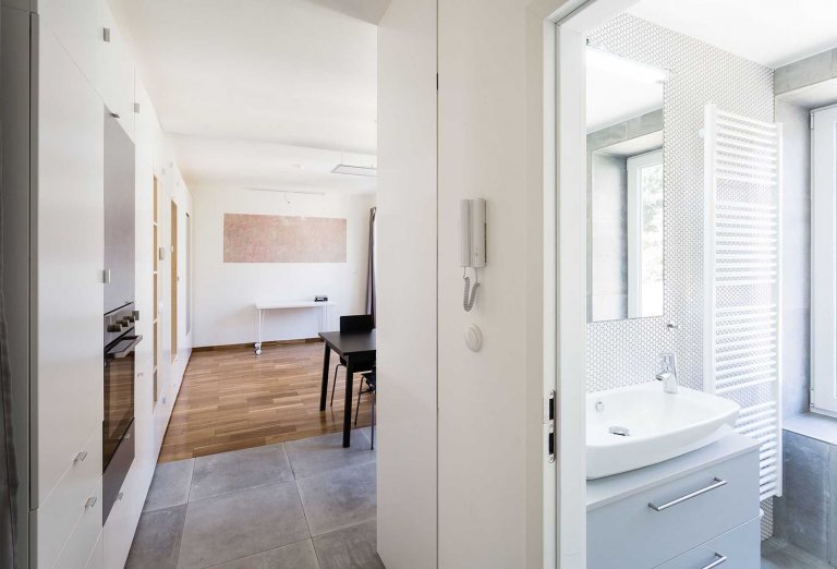 Kolik prostoru na bydlení potřebuje mladý člověk pro život ve městě? Život bez závazků, s&nbsp;velkým počtem koníčků a zájmů? Pravděpodobně málo. Možná ještě…