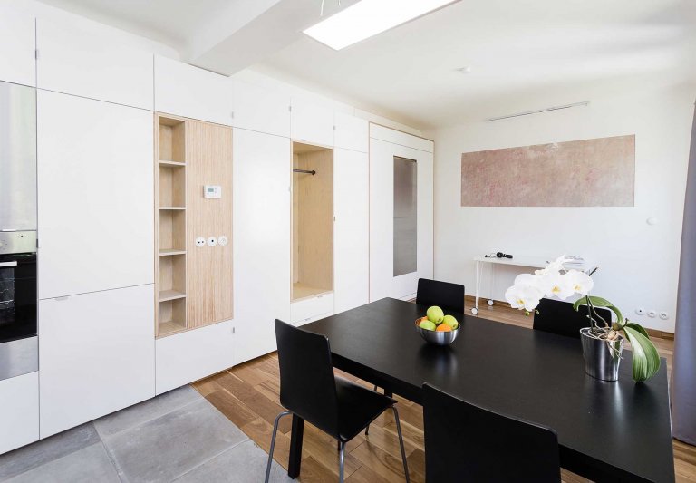 Kolik prostoru na bydlení potřebuje mladý člověk pro život ve městě? Život bez závazků, s&nbsp;velkým počtem koníčků a zájmů? Pravděpodobně málo. Možná ještě…